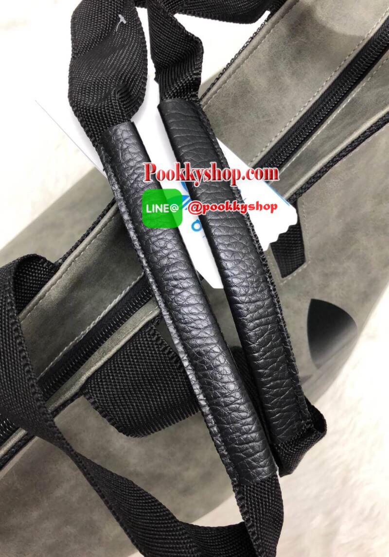 New !! ADIDAS HAND BAG กระเป๋าถือทรงสปอร์ต วัสดุหนังกลับ หนังนิ่ม น้ำหนักเบา น่าใช้มากๆค่ะ ด้านหน้าสกรีนส์โลโก้แบรนด์ เปิดปิดกระเป๋าแบบซิป ภายในโล่ง กว้าง สามารถใส่ของหรือสัมภาระได้จุมากค่ะ บอกเลย! มีช่องซิปหนึ่งช่องนะคะ หูหิ้วสูง สาวๆ สามารถสะพายไหล่ได้ค