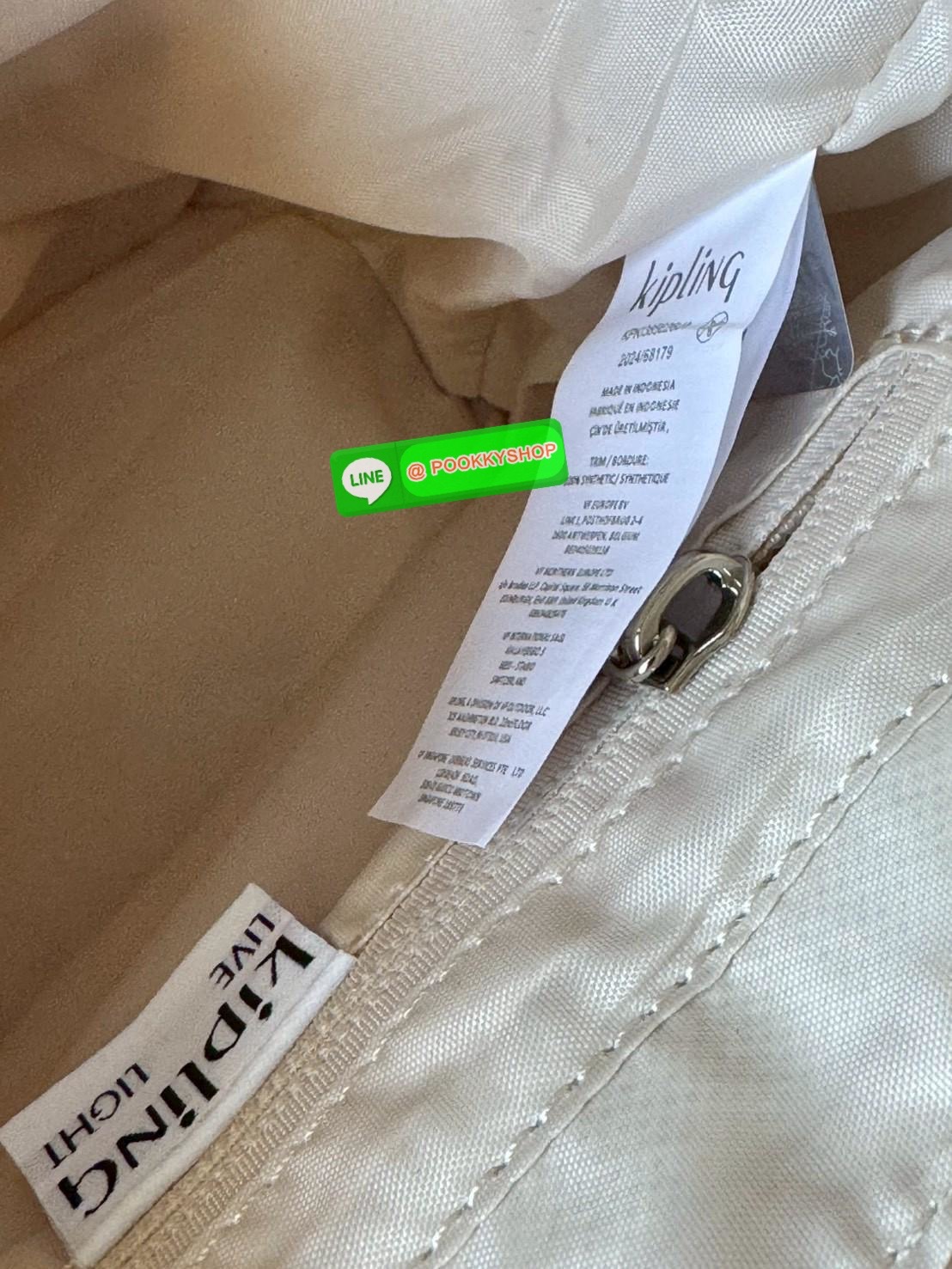 Kipling RECICELY S กระเป๋าสะพายข้างขนาดเล็กของ Kipling Recicely รุ่นนี้เหมาะอย่างยิ่งสําหรับการสวมใส่ในชีวิตประจําวันด้วยกระเป๋าซิปด้านในและกระเป๋าซิปด้านหลัง นอกจากนี้ยังมีสายปรับได้และถอดออกได้ ดังนั้นคุณสามารถ ใช้งานได้หลายรูปแบบ มีDetail โลโก้ ด้านหน้