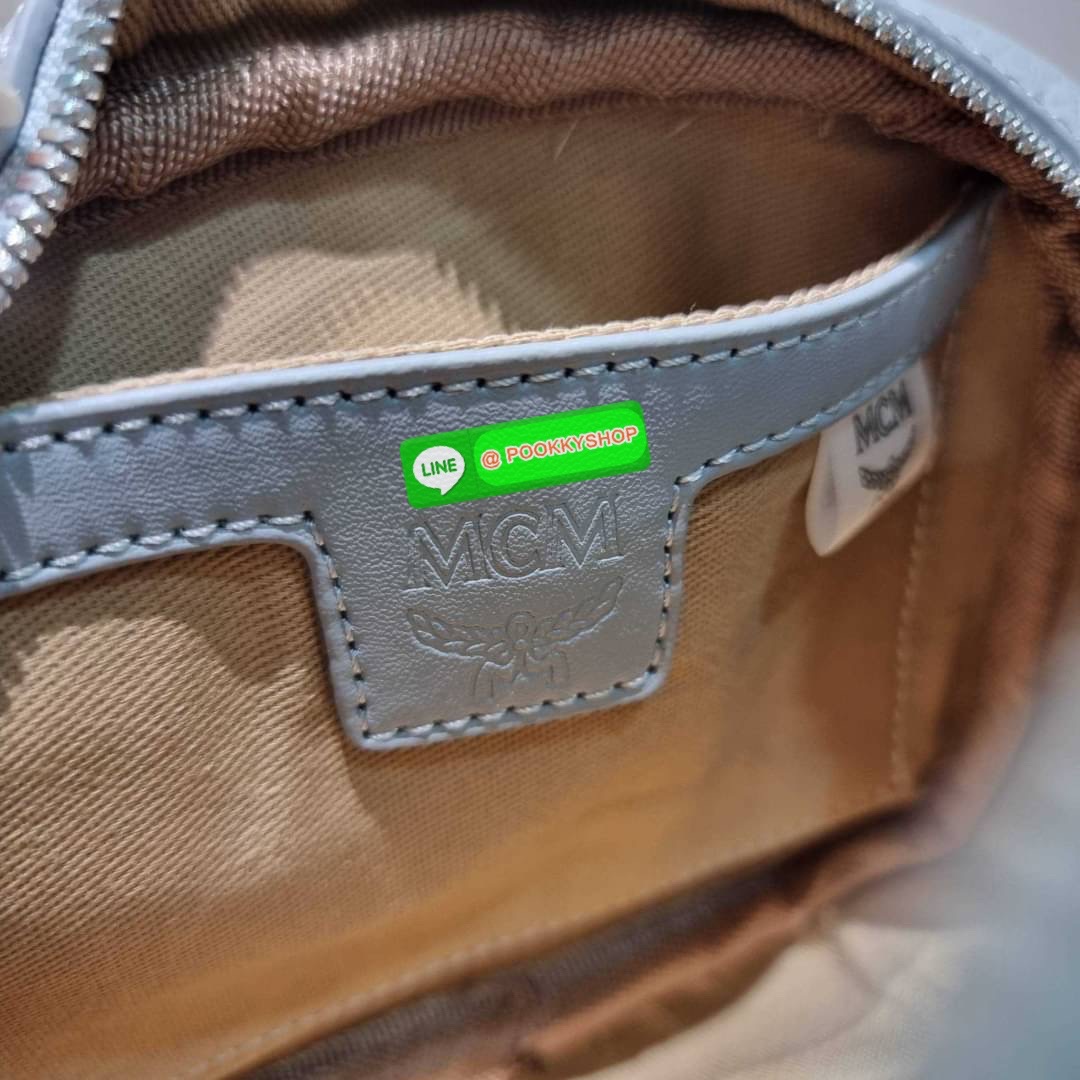 MCM X-MINI KLASSIK CROSSBODY BAG IN VISETOS รุ่นยูนิเซ็กส์มาแล้วจ้า!! ไซส์นี้ใช้ได้ทั้งหนุ่มๆสาวๆไปเลย กระเป๋าสะพายข้างทรงครอสบอดี้ ใบเล็กขนาดกะทัดรัด วัสดุหนังแคนวาสคุณภาพดี มีช่องหลัก 2 ช่อง ภายในมีช่องย่อยให้ 1 ช่อง มาพร้อมสายสะพายสปอร์ตที่ดีไซน์หรูไม่