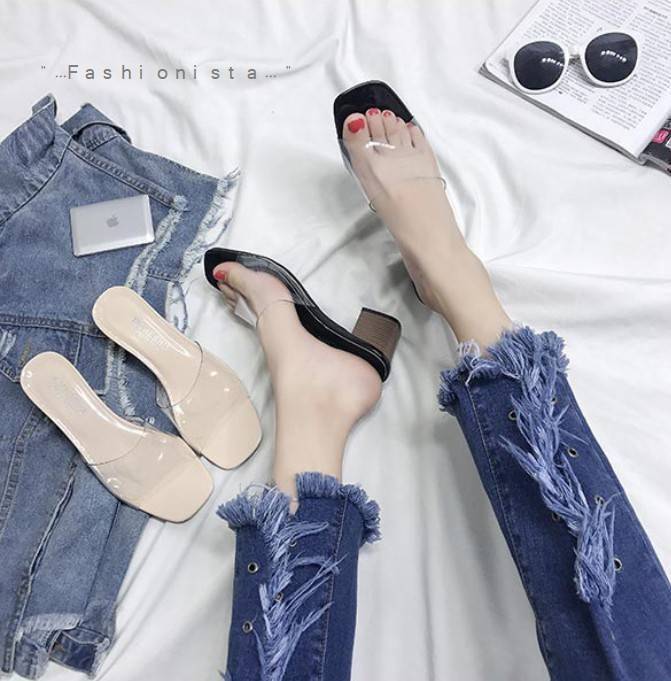 มาถึงแล้วจ้าา แบบขายดีลูกค้าถามหากันเยอะ รองเท้าทรงสวมส้นใหญ่ วัสดุ pu คัตติ้งแน่น สายคาดหน้าเป็นพลาสติกใส เนื้อหนานิ่ม ใส่สบายไม่บาดเท้า ส้นลายไม้ คู่นี้เน้นความเปลือยเท้า ส้นไม่สูงมากเดินง่าย แต่ใส่แล้วดูขาเรียวยาวขึ้น สวยเป๊ะดูแพงเลยค่ะ งานจริงเหมือนแบ