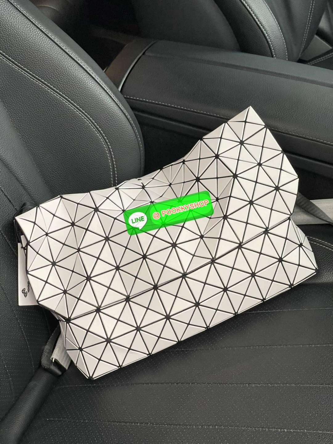 💕Baobao Issey Miyake Prism Sac ชาวมินิมอลทั้งชายและหญิงต้องถูกใจรุ่นนี้ เพราะ Prism Sac เป็นกระเป๋าแบบ unisex ที่มาพร้อมกับความเรียบง่ายของวัสดุเนื้อแมตต์ แต่ให้ลุคสไตล์เท่แบบคูลๆ โดดเด่นด้วยดีไซน์ที่ออกแบบมาให้ใช้งานที่ง่าย ตอบโจทย์ทุกสถานการณ์ฝา