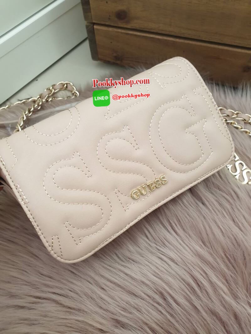 Guess Woman's Crossbody Bag กระเป๋าสะพายข้าง รุ่นนี้มีสายคล้องมือเป็นพวงกุญแจ สามารถถอดออกได้ และมีดีเทลเก๋ๆ ที่คล้องมือเป็นโลหะชื่อแบรนด์ร้อยหนัง สามารถเคลื่อนได้ในสาย เปิดปิดด้วยกระดุมแม่เหล็ก ด้านในเป็นช่องกว้าง บุผ้าลายแบรนด์ มาพร้อมสายสะพายยาวโซ
