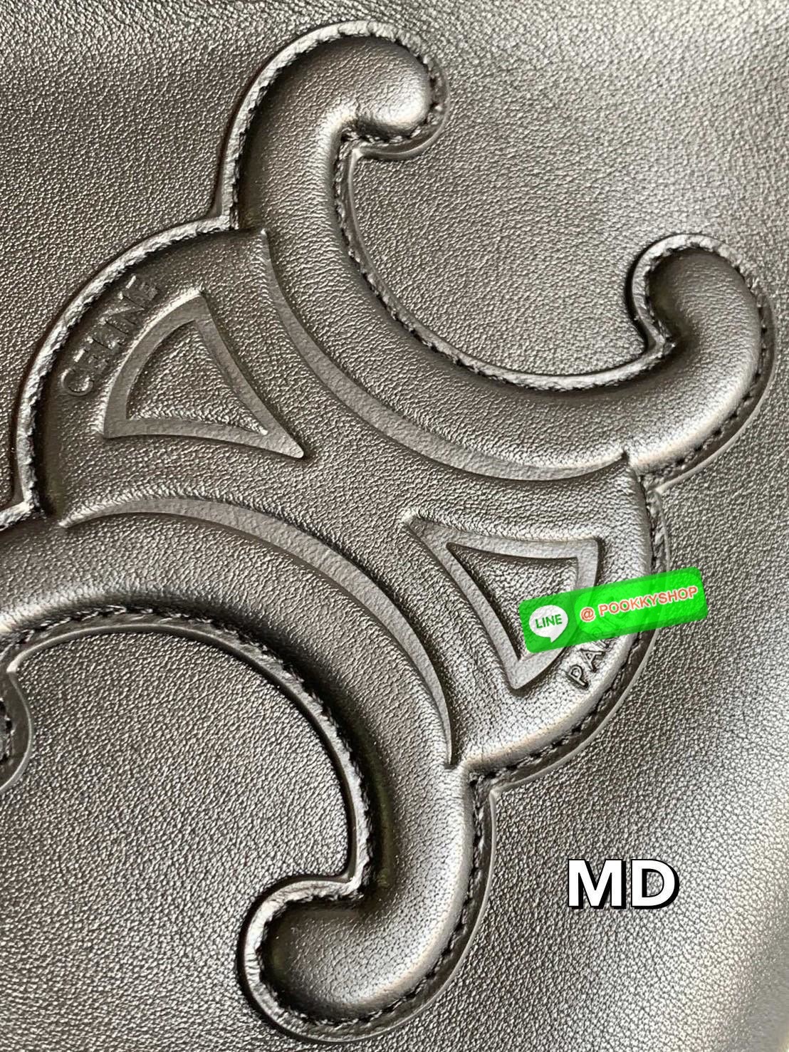 CELINE Small Cabas Drawstring Cuir Triomphe / CELINE TOTE BAG กระเป๋าทรงโท้ทน่ารักน่าใช้ ตัวกระเป๋าหนังนุ่มมาก ปากกระเป๋าเป็นหูรูดดึงปรับทรงได้สองแบบสองสไตล์ ด้านในเปิดปิดด้วยกระดุม ภายในโล่งกว้างจุของได้คุ้มๆ มาพร้อมสายสะพายยาวถอดและปรับได้ แมทช์กับเสื้อ