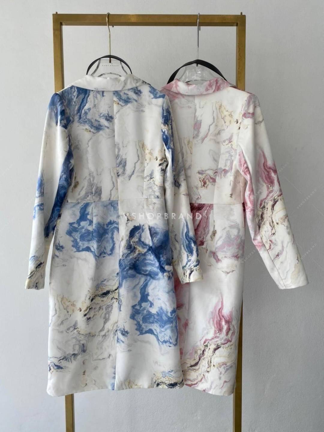 เดรสทรงสูทกระดุมคู่ พิมพ์ลวดลายหินอ่อน แต่งกระเป๋าข้าง มาพร้อมเข็มขัด CD ใส่แล้วเข้ารูป เก็บสรีระสวย ทางแบรนด์เลือกผ้าอย่างดีในการตัดชุด เย็บติดซับใน ใส่แล้วเรียบหรูดูผู้ดีมากค่ะ