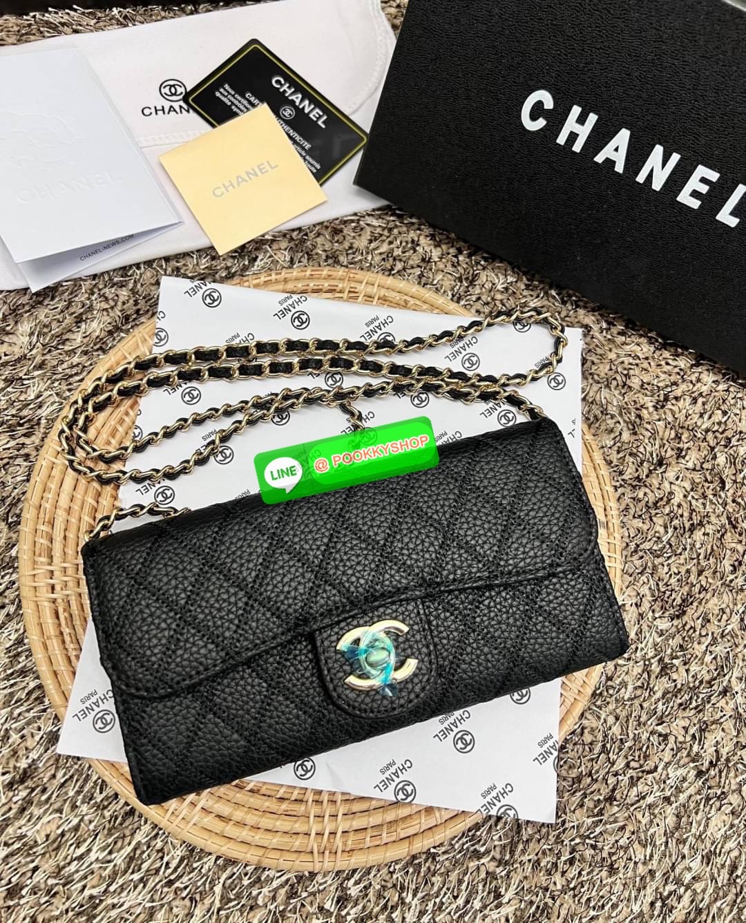 New in! สวยกริปมากๆค่ะ สาวๆที่มีบัตรเยอะๆหรือชอบพกเงินสดเยอะๆ แนะนำรุ่นนี้เลยค่ะ ไม่ผิดหวังแน่นอน CHANEL CHAIN WALLET//CLUTCH BAG ((vip gift ตปท)) พร้อมส่ง บอกเลยน้องสวย ไร้ที่ติเลยค่า! กับกระเป๋าสะพายแบบครอสบอดี้ร์หรือถือแบบคลัทเป็นกระเป๋าเงินเก๋ๆได้เลยค