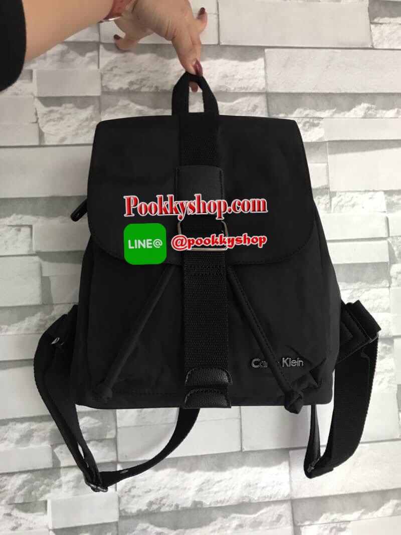 กระเป๋าสะพายหลัง Calvin Klein Backpack เป้ สีดำ พร้อมส่งที่ไทย 2017 กระเป๋าหนังสลับไนล่อน สุด chic มาพร้อมป้ายยี่ห้อ metal สีเงิน ตัดสีดำ อย่างโดดเด่น ข้างหลังมีซิปเปิดปิดได้ค่ะ ช่องกระเป๋าปกติใช้สายรูด แบบขนมจีบ ล็อคด้วยกระดุมเป๊ก สะดวกสบายและจุของได้เย