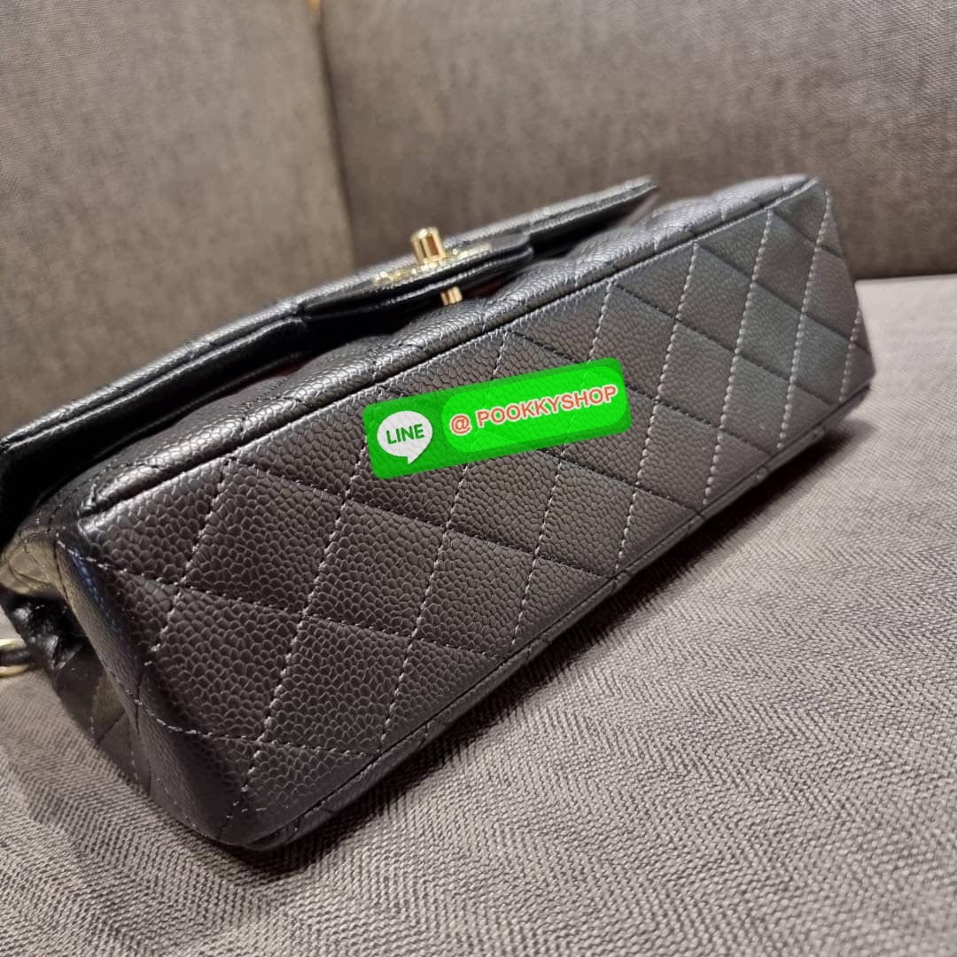 RESTOCK!! HOT ITEM!! Chanel premium for gift กระเป๋าสะพายหนังสังเคราะห์ลายคาร์เวีย อะไหล่พร้อมโซ่สะพายสีทอง ตัดกับกระเป๋าได้อย่างลงตัวและโดดเด่น เปิด-ปิดกระเป๋าด้วยตัวบิดล็อค ภายในกระเป๋ามีฝาปิดอีก 1 ชั้น บุหนังสีแดงโลโก้เด่น คม ชัด!! มีช่องโล่งกว้างจุของ