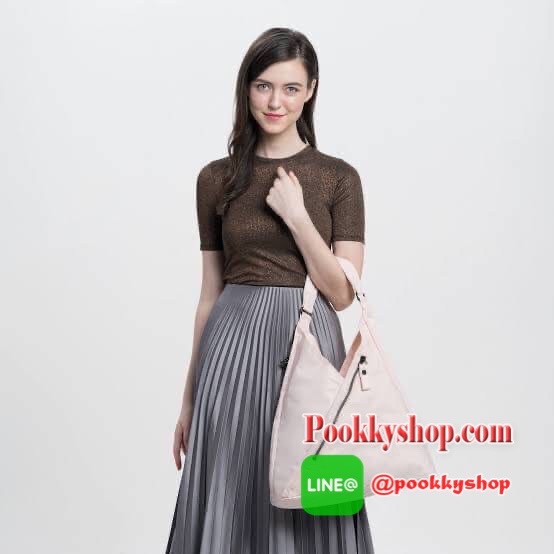 Kipling OLINA Medium Tote Bag Rose Bag คอลเลคชั่นใหม่จาก Paka Premium กระเป๋าถือหรือคล้องบ่าขนาดกลาง วัสดุ Polyester100% อะไหล่สีRose goldทั้งหมดรวมถึงเจ้าพวงกุญแจmonkeyและพู่หนังrubber เพิ่มความหรูหรา คอลเลคชั่นนี้เน้นความกว้างใส่ของได้อย่างจุใจ และยังมี