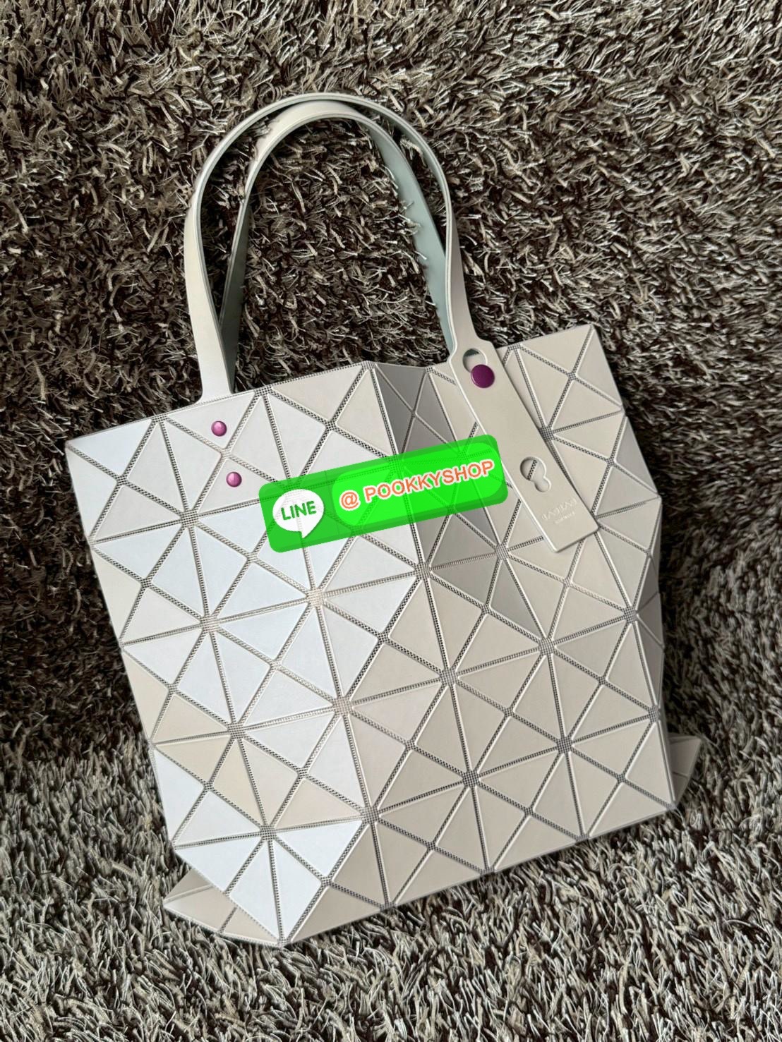 Baobao Issey Miyake x Labubu tote bag อีกหนึ่งซีรีย์สุดลิมิเตทที่น่าสะสม กำลังเป็นกระแสสำหรับ Labubu อาร์ตทอยชื่อดังที่ทุกคนรู้จัก นำมาผสมผสานให้เป็นกระเป๋าทรง tote bag ที่เหมาะกับการใช้งานในชีวิตประจำวัน ด้วยขนาด13นิ้ว ทำให้ใส่สิ่งของได้ครบครัน รวมถึงเอก