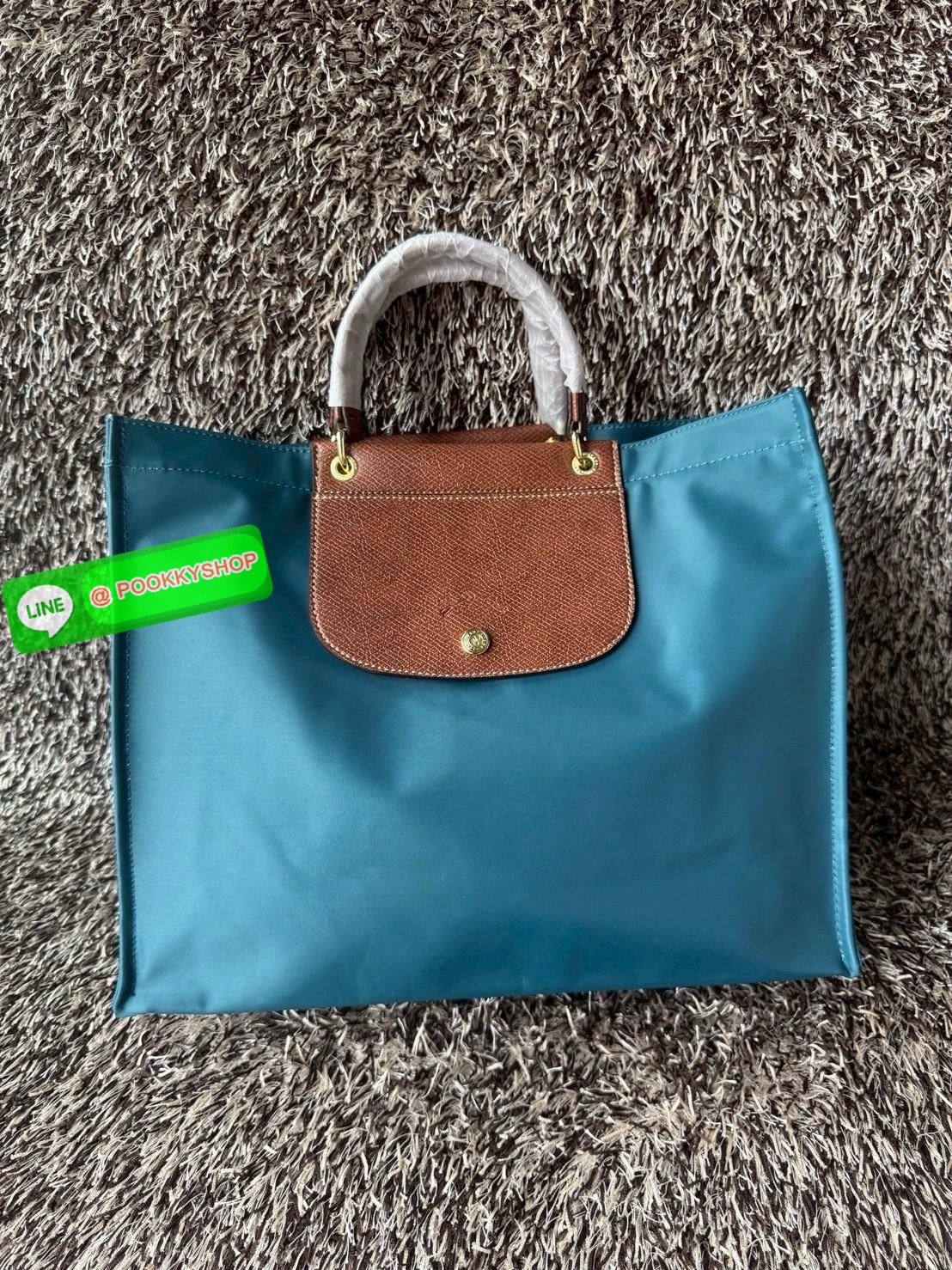 LONGCHAMP Cabas Tote bag L กระเป๋าโท้ทขนาดใหญ่ใช้ในชีวิตประจำได้หลายรูปแบบ ช่วยเพิ่มบุคลิกด้วยความสง่างาม มีกระดุมสแน็ปที่ปากกระเป๋า วัสดุไนลอนอันเป็นเอกลักษณ์ที่มีความยืดหยุ่นและน้ําหนักเบา