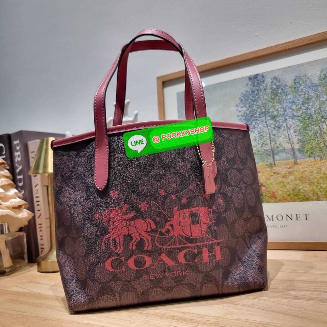 COACH CN183 MINI CITY TOTE IN SIGNATURE CANVAS WITH HORSE AND SLEIGH 🔆 Details รุ่นขายดี กับดีไซน์ใหม่ต้อนรับเทศกาลคริสต์มาสและปีใหม่ กระเป๋าทรงโท้ท ไซส์มินิ น่ารักน่าใช้แบบสุดๆ กะทัดรัด พกพาสะดวก ภายในโล่งกว้าง