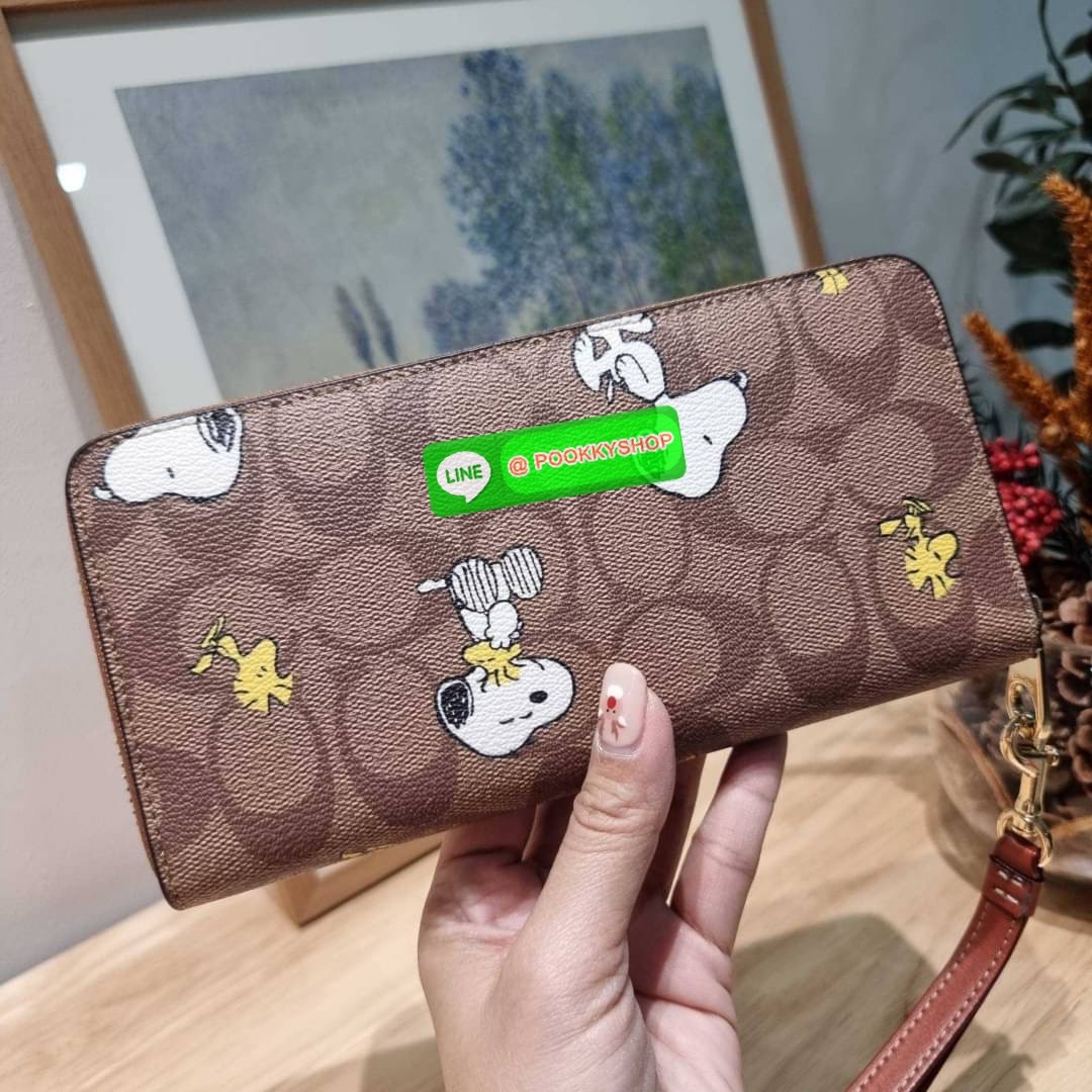 COACH CE705 COACH × PEANUTS LONG ZIP AROUND WALLET IN SIGNATURE CANVAS WITH SNOOPY WOODSTOCK PRINT ใหม่ล่าสุด กับกระเป๋าสตางค์ใบยาวกึ่งคล้องมือ สวยดูแพง ดีไซน์เหล่าการ์ตูนยอดฮิต คลาสสิคไม่มีเอาท์ วัสดุหนังแคนวาสเคลือบผิว ดูแลรักษาง่าย มาพร้อมสายคล้องมือ ถ