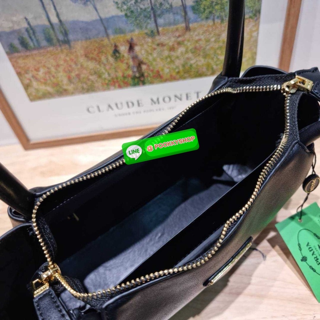 PRADA MEDIUM LEATHER HANDBAG 🔆 Details สะเทือนวงการแฟชั่นแบบสุด! กับกระเป๋าสะพายไหล่พรีเมี่ยมกิ๊ฟ ดีไซน์เก๋และมาแรงมาก สาวๆหนุ่มๆติดแกลมต้องไม่พลาด สวยดูแพง หูสะพายคล้องไหล่สะดวก ปากกระเป๋ามีซิปรูดเปิดปิดง่าย ภายในแบ่งสัดส่วนสวย โล่งกว้าง มีทั้งช่