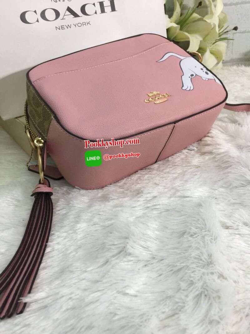 💕 Disney X COACH 69178 Thumper Camera Bag With Dalmatian รุ่น limited ลาย dalmatian น่ารักมากมาย ทรงสวย เทรนกำลังฮิต ห้ามพลาดค่ะใบนี้... เป็นของฝาก หรือใช้เอง ก็ไม่ผิดหวัง ..Option ครบคะ