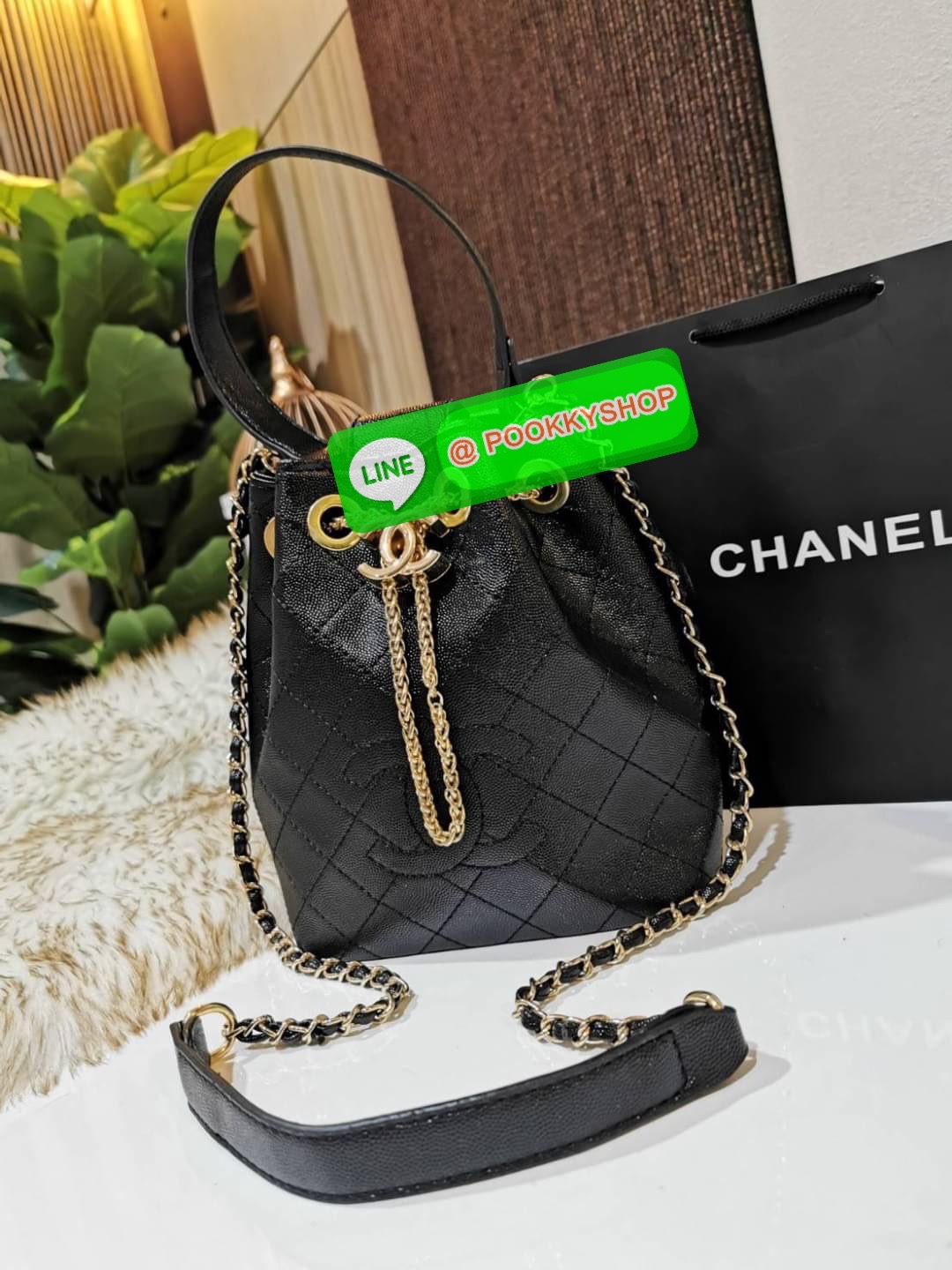 ห้ามพลาด! New! Chanel Bucket Bag With Chain VIP Gift With Purchase (GWP) Limited พรีเมี่ยมกิ๊ฟ Chanel Perfume Counter วัสดุหนังคาเวียร์ลายตารางเปิดปิดแบบ Drawstring และแถบหนังคาดกลางประดับอะไหล่แบรนด์สีทองภายในโล่งกว้างใส่มือถือ iphone ของจุกจิกได้เยอะ มา
