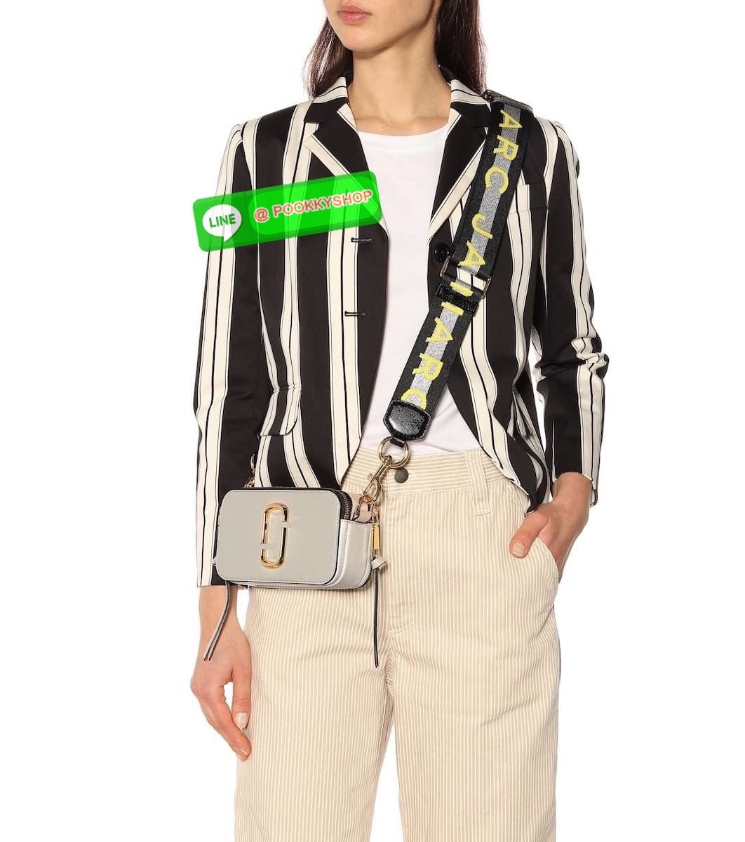 March Jacop Snapshot MJ Cross Body Bag กระเป๋าสะพายข้าง วัสดุหนัง Saffiano ด้านหน้าประดับด้วยโลโก้ J อันเป็นสัญลักษณ์ของแบรนด์ อะไหล่ทองหรูหรา มาพร้อมสายสะพายโลโก้แบบปรับได้ แบ่งเป็น2ช่องซิป ใบนี้คือเรียบหรูแต่ดูดีมาก ไม่ควรพลาดเลยค่า