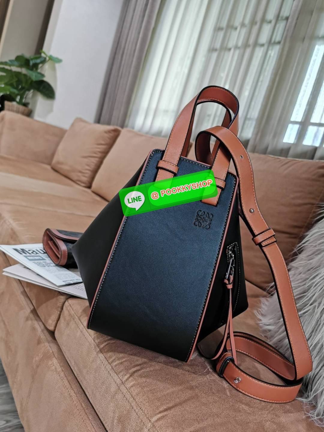 ✴️ห้ามพลาด!✴️LOEWE HANDLE & SHOULDER BAG VIP GIFT WITH PURCHASE (GWP) กระเป๋าถือหรือสะพายหนังแท้พรีเมี่ยมกิ๊ฟ Limited จาก LOEWE PERFUME DUTYFREE รุ่น Rare items สุดๆวัสดุหนังแท้ Calfskin หนังสวยดีไซน์มีเอกลักษณ์ ใบใหญ่กำลังดี น้ำหนักเบา ด้าน