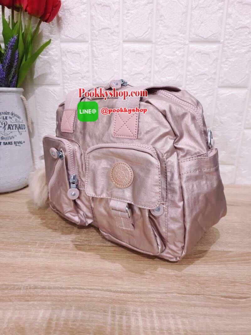 Kipling Women’s Defea Top-Handle Bag กระเป๋าถือหรือสะพายทรงตั้งสวย มีช่องใส่ของแยกเป็นสัดส่วนทั้งด้านในและนอก มีสายสะพายถอดและปรับความยาวได้ฟรีไซส์ มาพร้อมพวงกุญแจลิง น่าใช้คุ้มค่ามากๆจ้า