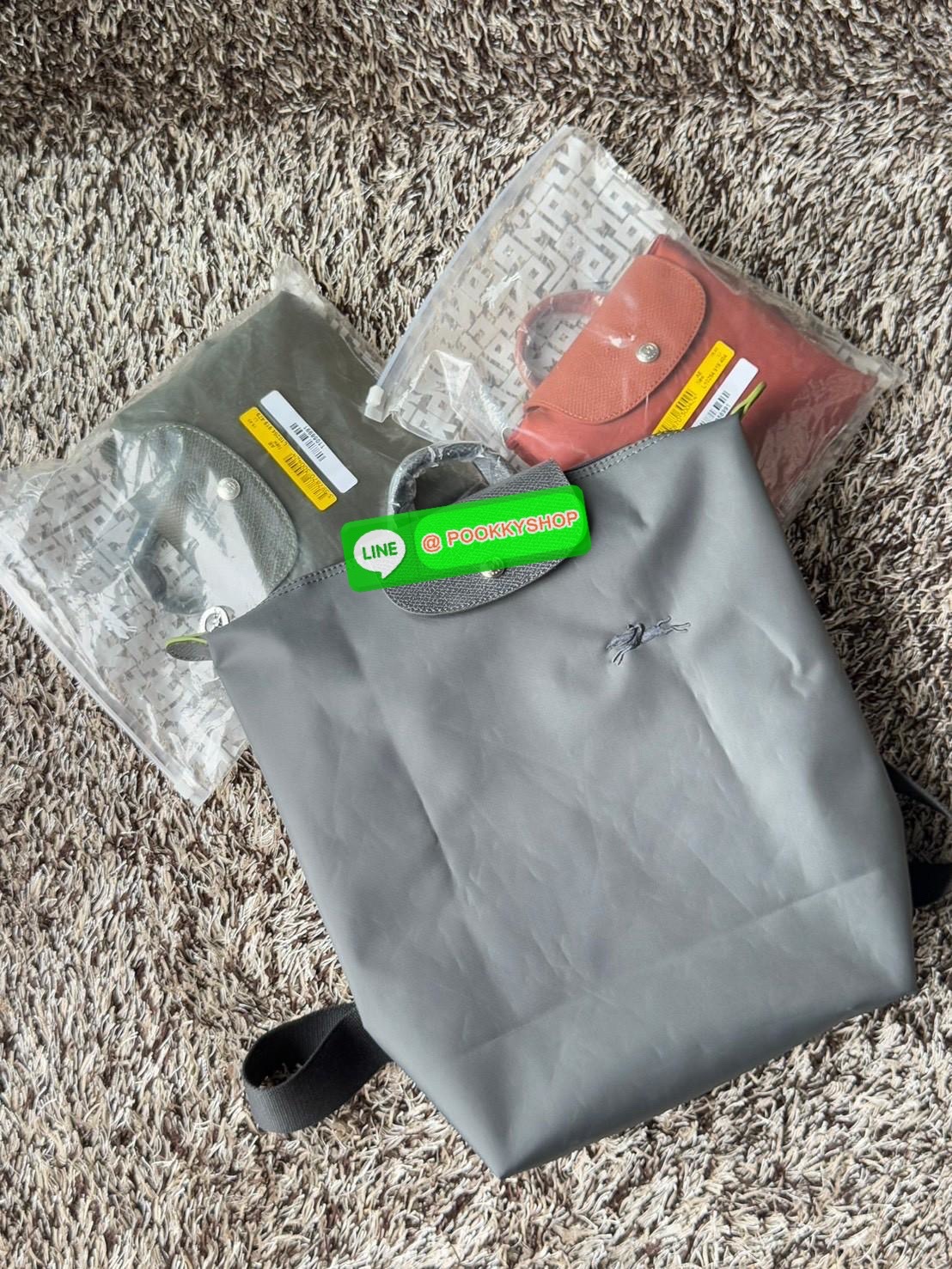 💕LONGCHAMP LE PLIAGE M BACKPACK กระเป๋าเป้น้ำหนักเบาพิเศษนี้ผลิตจากผ้าใบไนลอนรีไซเคิลที่ทนทานและพับเก็บได้ เหมาะสำหรับทุกโอกาส การออกแบบอเนกประสงค์และมีพื้นที่ภายในกว้างขวางที่สามารถเก็บแล็ปท็อปหรือโน๊ตบุ๊กได้ ในขณะที่สายสะพาย ปรับระดับได้ แมตช์ได