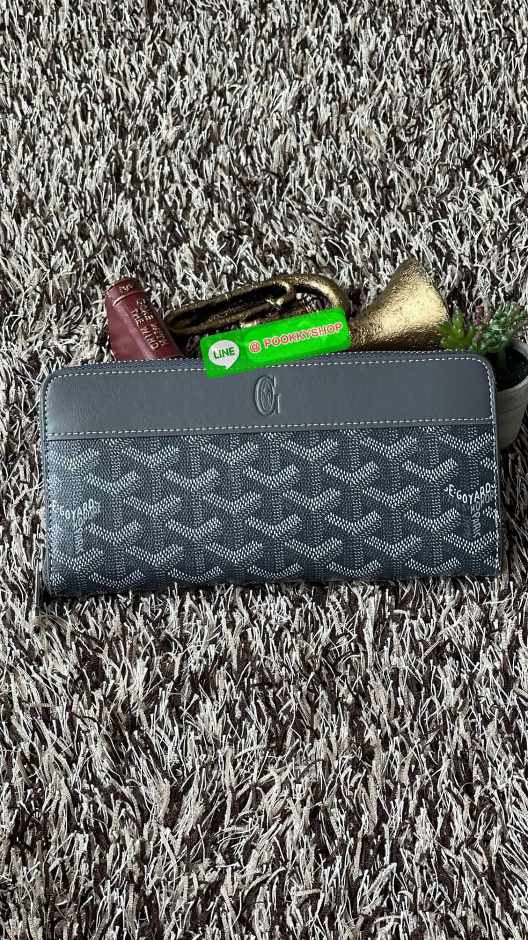 Goyard Matignon GM Wallet แบรนด์สัญชาติฝรั่งเศสที่มีความคลาสสิคและลวดลายอันเป็นสัญลักษณ์ อีกหนึ่งรุ่นที่แนะนำ กระเป๋าสตางค์ แบบยาว Matignon GM ที่มีซิปปิดสนิทและปลอดภัย ช่องใส่การ์ด 12 ช่อง ช่องซิปตรงกลาง และช่องเก็บของขนาดใหญ่ 2 ช่อง ช่วยให้คุณเก็บการ์ด