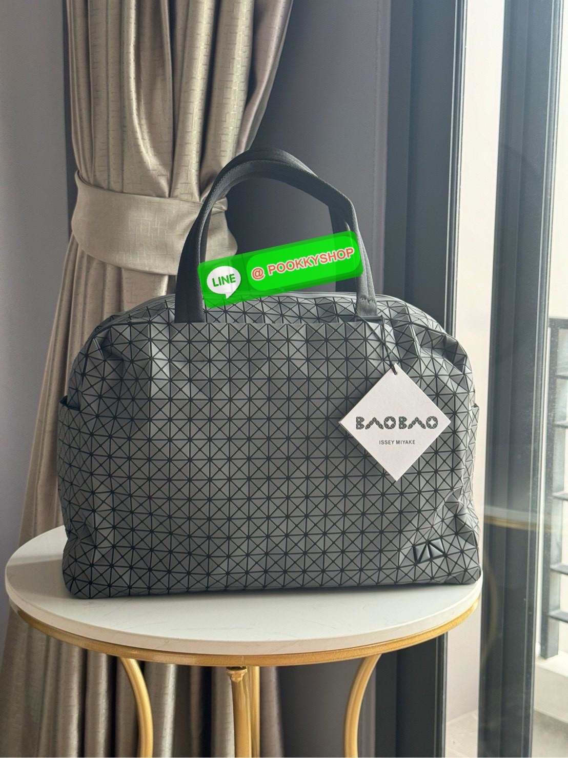 Baobao issey miyake cargo tote matte กระเป๋า CARGO สไตล์บอสตัน มีหูจับแบบบุหนา มีฐานกว้างใส่ได้เยอะ สาทารถใส่สัมภาระที่จำเป็นในการเดินทาง หรือมีพื้นที่จัดเก็บสิ่งของที่เราต้องใช้ในการทำงานด้วย เช่น โน้ตบุ๊ก สมุดจดบันทึก แฟ้มเอกสารต่าง ๆ ดีไซน์หรูดูสุภาพเร