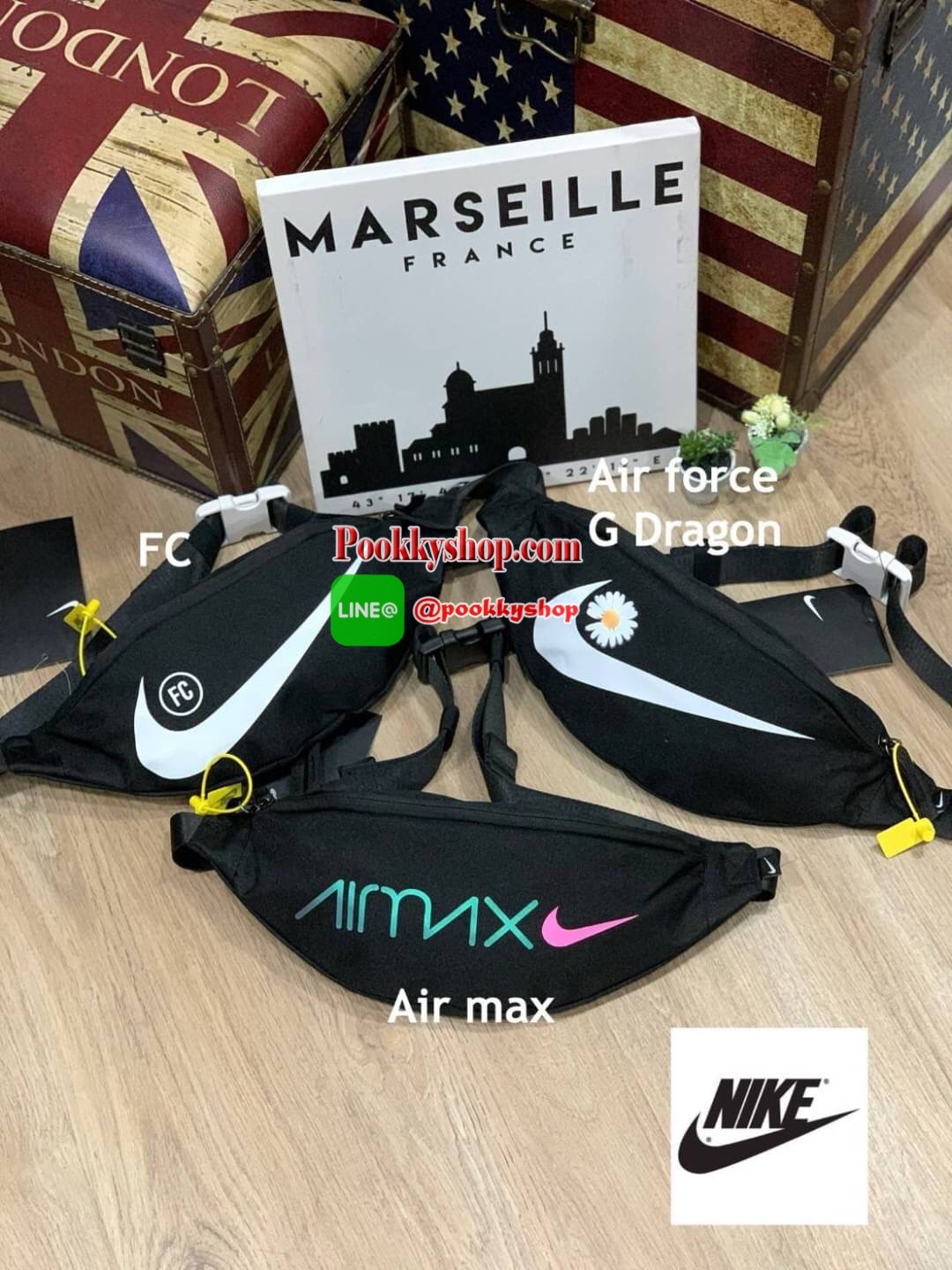 NIKE HERITAGE HIP PACK รุ่น BA6110-011 กระเป๋าทรงคาดเอวและคาดหน้าอกสไตล์สปอร์ต เปิดปิดด้วยซิปคู่ ภายในใส่กระเป๋าสตางค์ยาวได้ ด้านหน้าสกรีนตามลายต่างๆของนักออกแบบชื่อดังสาย มีคาดปรับความยาวได้ฟรีไซส์ น้ำหนักเบา เป็นกระเป๋าที่เปิดกว้างหาของได้ง่าย และใช้ได้