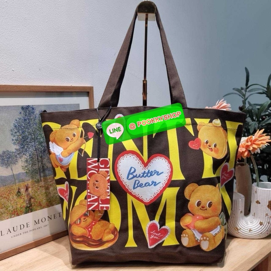 Gentlewoman x Butterbear tote bag 🔆 Details น่ารักเกินต้าน เป็นกระเป๋าที่เห็นแล้วใจฟูสุดๆ กระเป๋าโท้ทลายหมีเนยที่ตอนนี้กลายเป็นแรร์ไอเท็ม หายากสุดๆ รูปทรงคลาสสิค ภายในโล่งกว้างใส่ของได้เยอะมาก จะใช้เป็น everyday bag ก็ได้ พกไปต่างจังหวัดก็เหมาะ หร