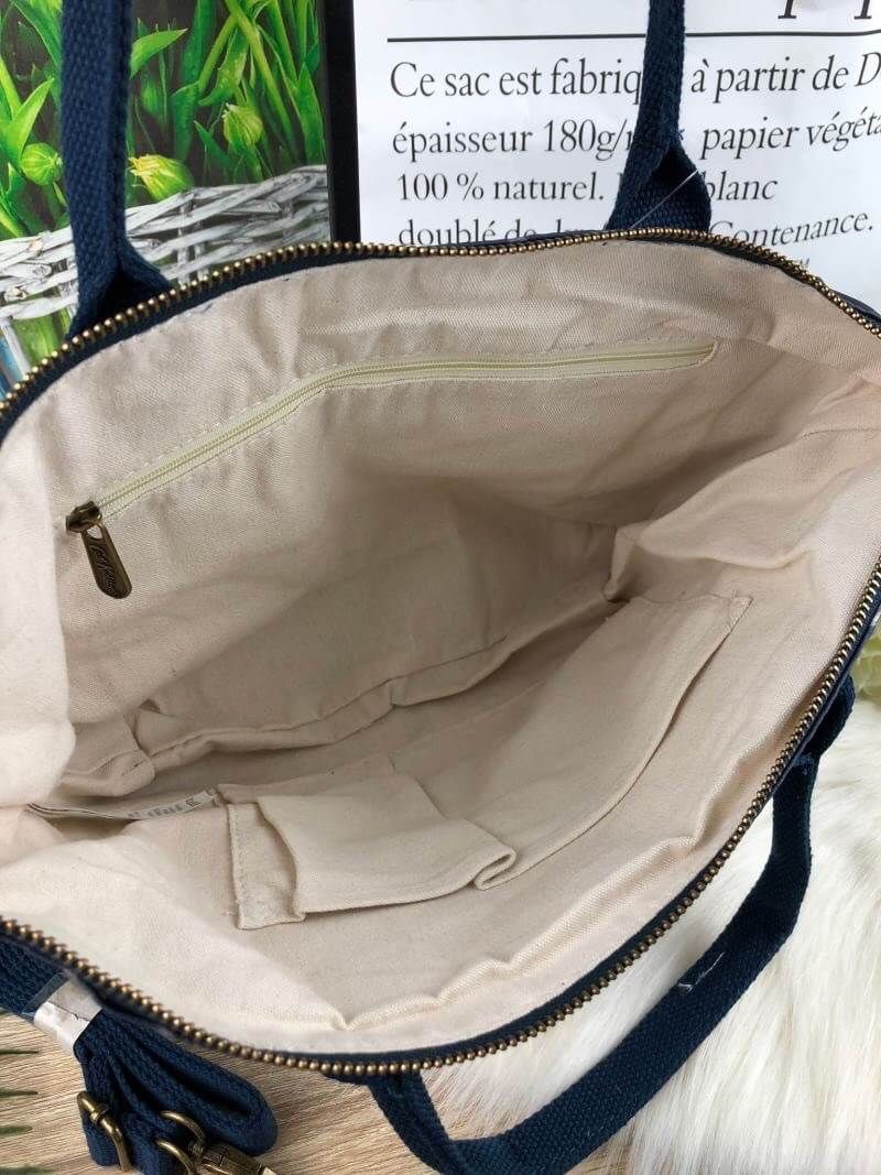 CATH KIDSTON HANDBAG กระเป๋าถือ/สะพายทรงสวย ด้านหน้ามีช่องซิปใส่ของจุกจิกได้ มีหมุดรองฐาน 4 มุม หูหิ้วมีหนังรองมือ เปิดปิดด้วยซิปบน ด้านในกว้างจุของได้เยอะ มีช่องซิปเล็ก 1 ช่อง มาพร้อมสายสะพายยาวถอดและปรับสายได้ รุ่นนี้น้ำหนักเบา ใช้งานง่ายได้หลายโอกาส มี