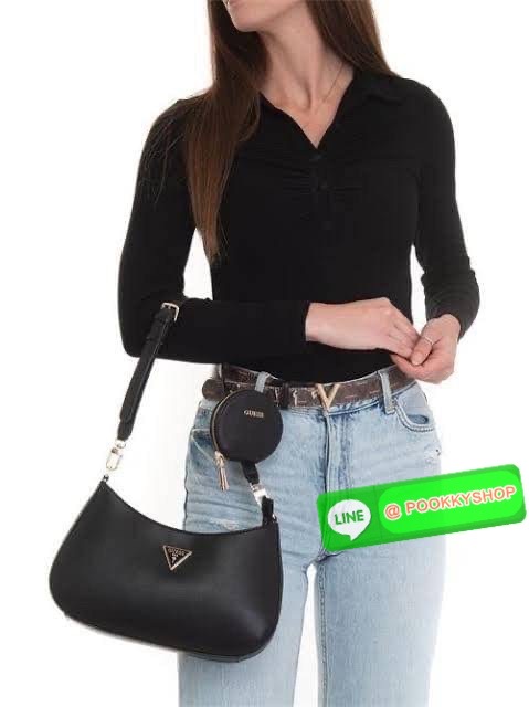 รุ่นใหม่ล่าสุด! GUESS ALEXIE TOP ZIP SHOULDER BAG กระเป๋าทรงยอดฮิต ซื้อ1ได้ถึง2ไอเท็ม วัสดุตัวหนังลาย SAFFIANO สวยหรู เปิดปิดด้วยซิปยาว ด้านในใส่กระเป๋าสตางค์ยาว มือถือได้ทุกรุ่น พร้อมช่องซิปและช่องใส่บัตรแยกให้ เพิ่มความน่ารักด้วย กระเป๋าใส่เหรียญใบเล็กท