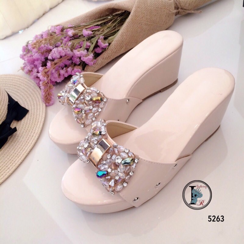 แบบขายดี!!! 5263 พร้อมส่ง สไตล์ลำลองแบบสวมหนังเงานิ่มแต่งอะไหล่คริสตัลหน้าโบฟรุ้งฟริ้ง ส้นเตารีดหนังเงาสูง 3 นิ้ว ความชันต่ำ ใส่แล้วเท้าขาวผ่อง คู่นี้แม่ค้าเชียร์สุดใจแบบสวยชิวๆ หวานๆใส่ง่าย แถมใส่สบาย อย่ารอช้าสั่งเลยจร้า^^