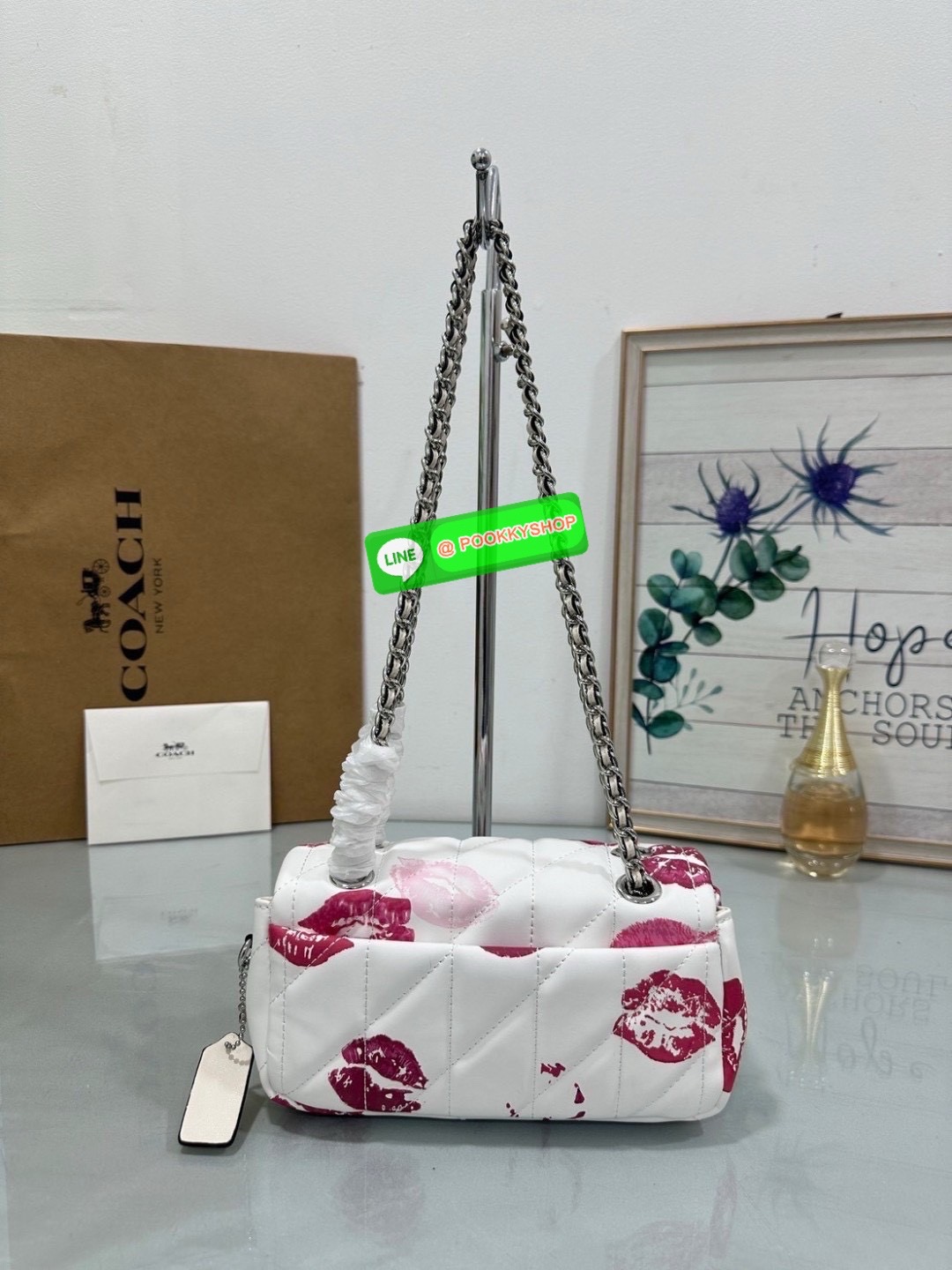 Coach CR114 – Tabby Shoulder Bag 20 With Quilting And Lip Print ไอเทมสุดจี๊ดจาก Coach USA ที่ห้ามพลาด! รายละเอียดสินค้า: • วัสดุ: หนังแกะนัปป้า (Nappa Leather) นุ่มหรูระดับพรีเมียม • ลวดลาย: ลิปปริ้นท์ (Lip Print) ลิมิเต็ดสุดปัง