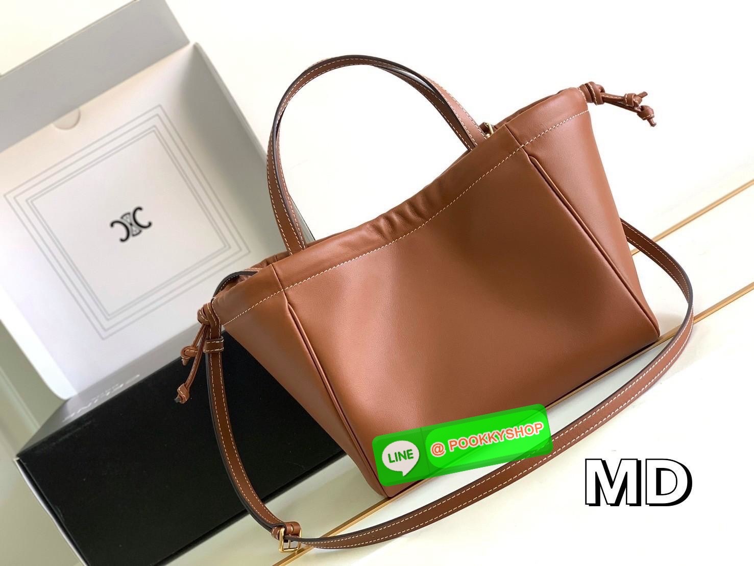 CELINE Small Cabas Drawstring Cuir Triomphe / CELINE TOTE BAG กระเป๋าทรงโท้ทน่ารักน่าใช้ ตัวกระเป๋าหนังนุ่มมาก ปากกระเป๋าเป็นหูรูดดึงปรับทรงได้สองแบบสองสไตล์ ด้านในเปิดปิดด้วยกระดุม ภายในโล่งกว้างจุของได้คุ้มๆ มาพร้อมสายสะพายยาวถอดและปรับได้ แมทช์กับเสื้อ