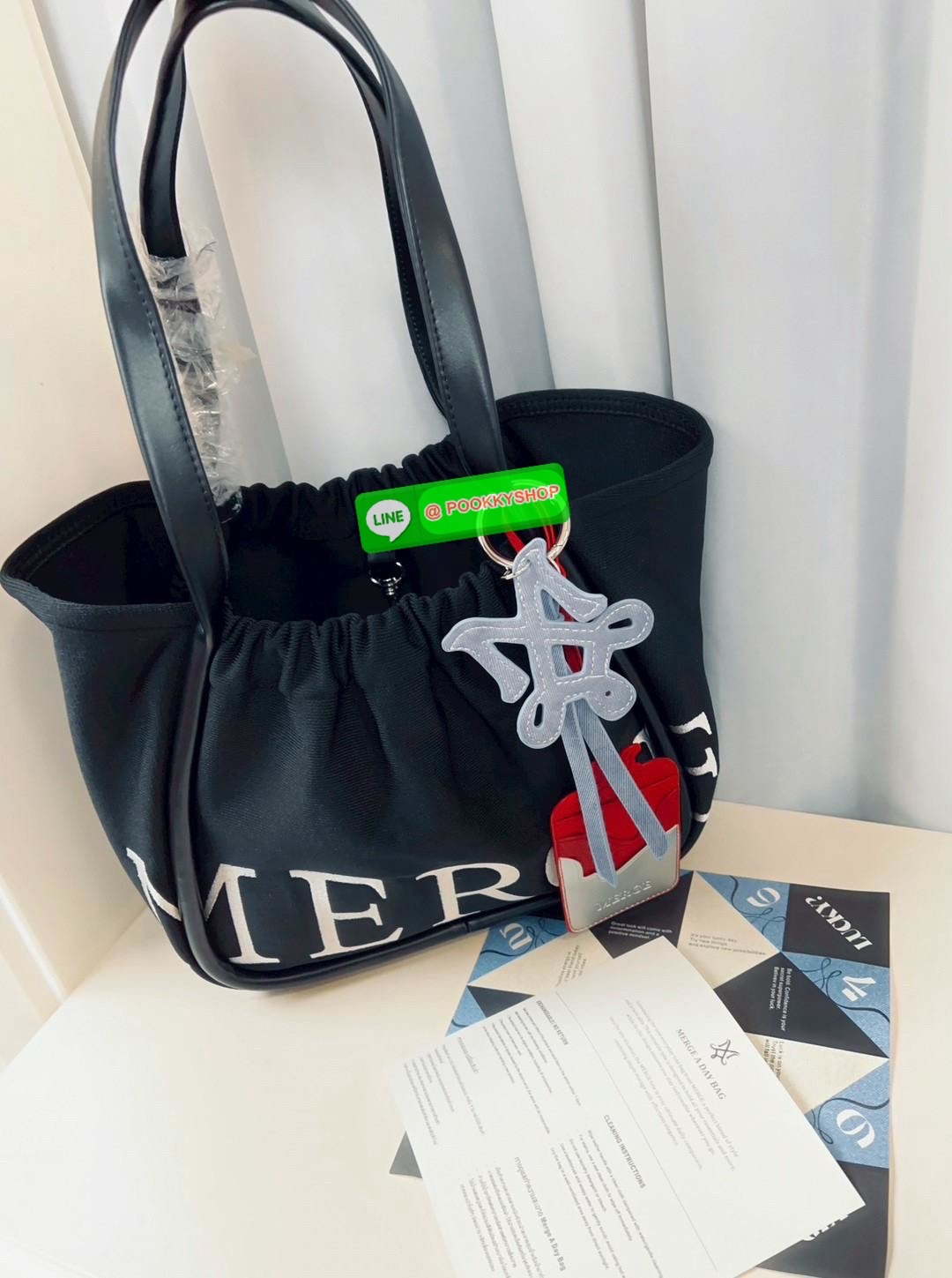 MERGE A DAY MEDIUM BAG 🔖พร้อมส่ง! กระเป๋าหิ้วหรือคล้องไหล่ ทรงสวย วัสดุผ้าทอเทคนิค Flyknit อย่างดี แต่มีน้ำหนักเบา หูหิ้วแบบหนังมีความแข็งแรงในการใช้งานค่ะ ภายในโล่งกว้าง ใส่สัมภาระได้เยอะค่ะ