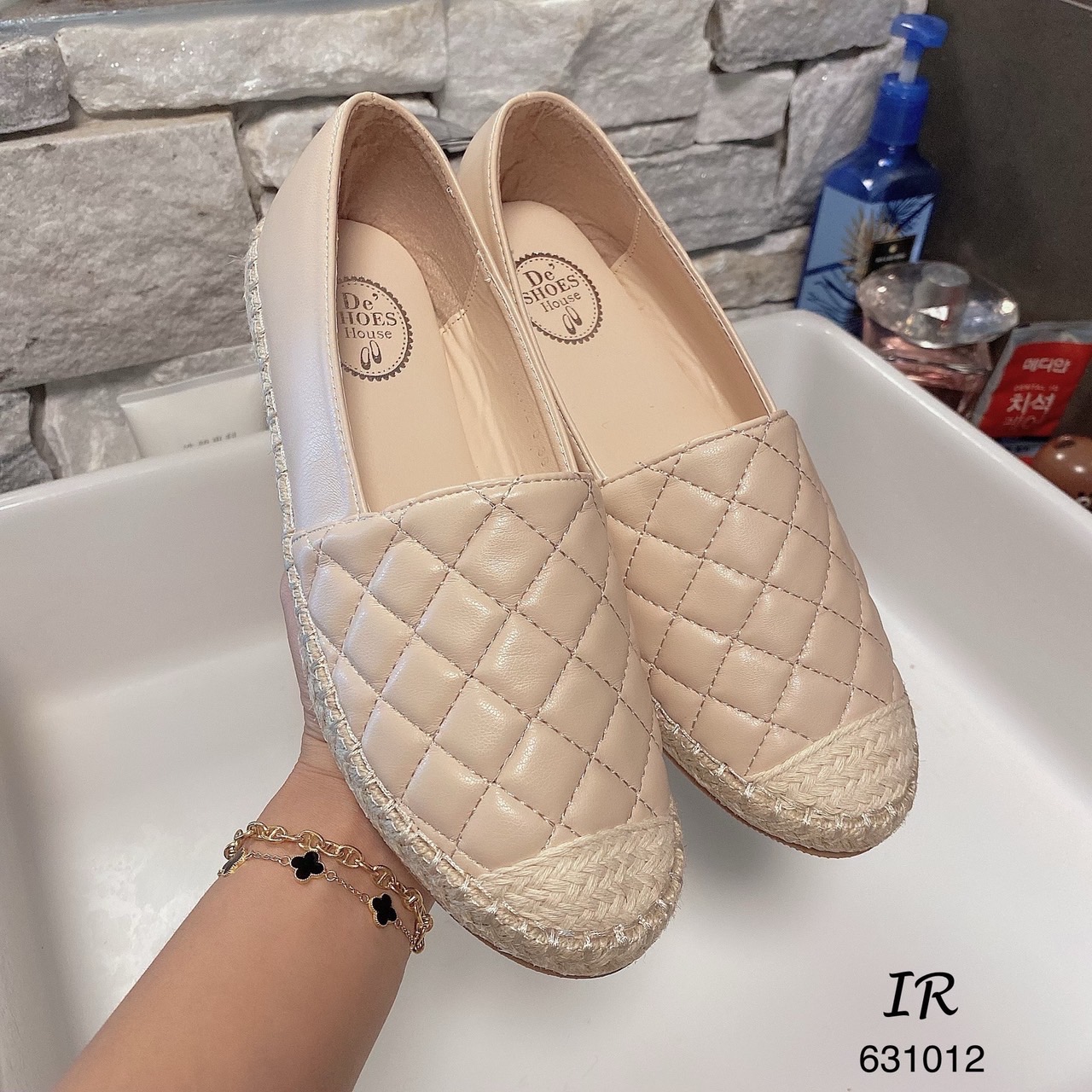 แบบขายดี!!! พร้อมส่ง ลำลองตัวใหม่นิ่มมากๆค่า ทรงสวมสิปออน เย็บลายตาราง พื้นนิ่ม แบรนด์ de'shoe การันตีเริ่องความใส่สบายเท้า ไม่กัดส้น ส้นยางกันลื่นอย่างดี มาน้อยนะคะ สนใจรีบสั่งจองค่า