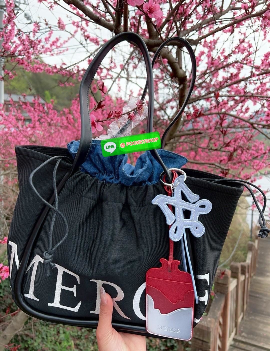 MERGE A DAY MEDIUM BAG 🔖พร้อมส่ง! กระเป๋าหิ้วหรือคล้องไหล่ ทรงสวย วัสดุผ้าทอเทคนิค Flyknit อย่างดี แต่มีน้ำหนักเบา หูหิ้วแบบหนังมีความแข็งแรงในการใช้งานค่ะ ภายในโล่งกว้าง ใส่สัมภาระได้เยอะค่ะ