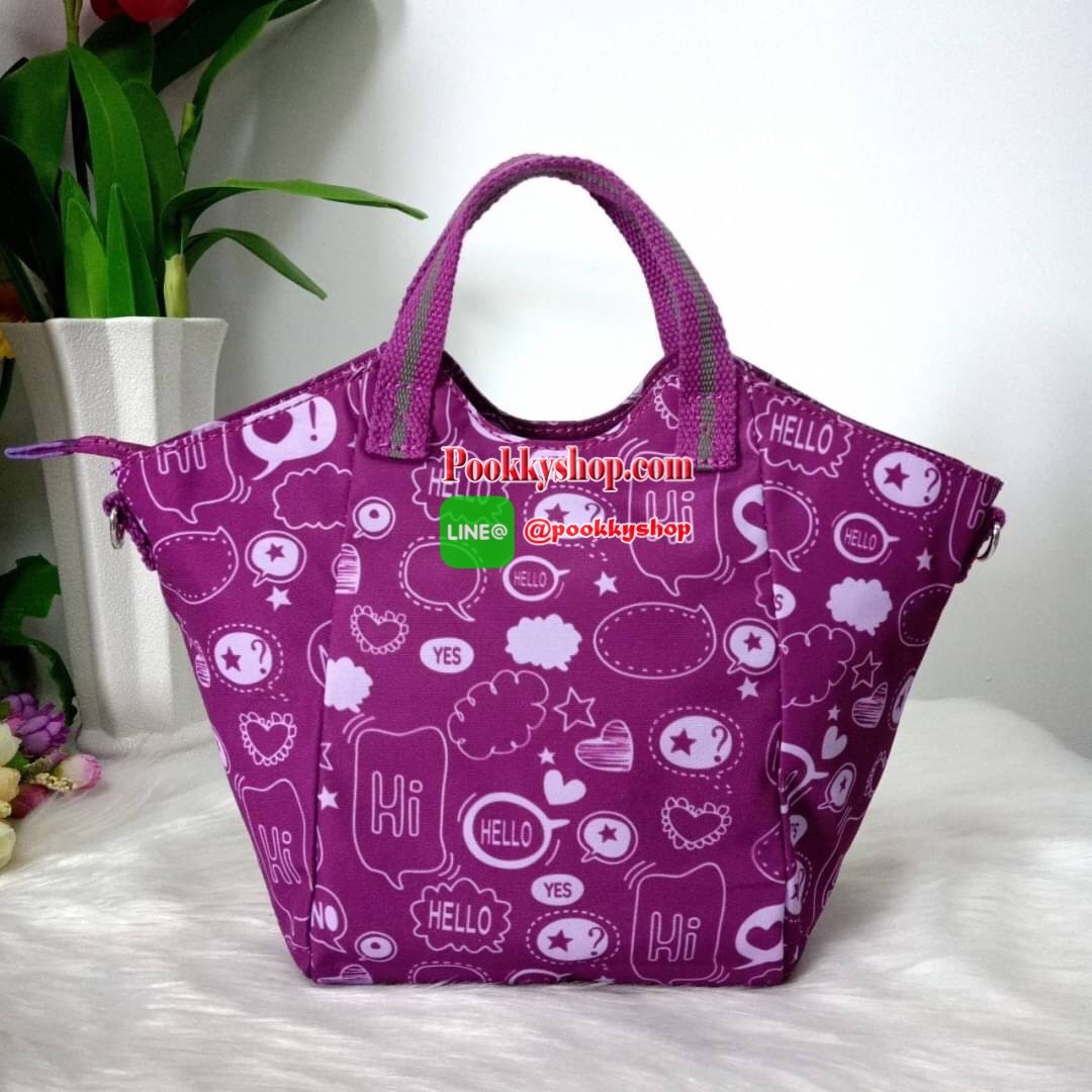 KILING NORI Handbag & Shoulder bag กระเป๋าถือหรือสะพายขนาดกลาง ทำจากวัสดุ ผ้า Nylonเคลือบ+Polyester น้ำหนักเบา จุดเด่นที่ช่องหลักมีขนาดใหญ่ พร้อมช่องซิปแยกย่อย สามารถใส่สัมภาระได้เยอะ มาพร้อมสายสะพายยาว สามารถปรับระดับได้ตามความต้องการ มีพวงกุญแจลิงห้อยตา