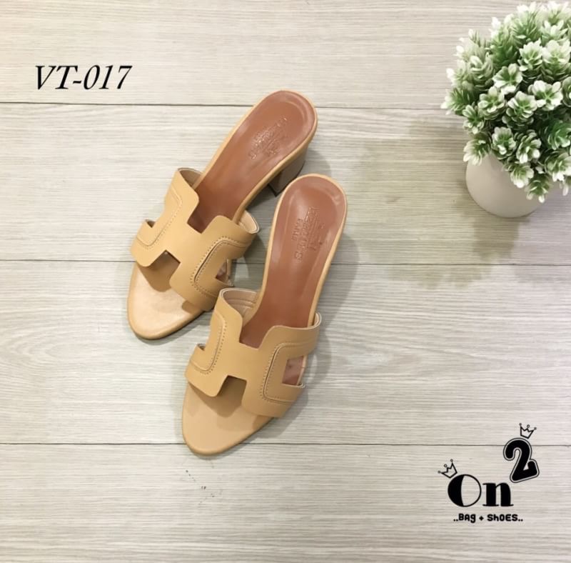 HERMES Womens new oasis slipper ส้นสูงเปิดหน้า Hermes ลายใหม่ล่าสุดเย็บด้านหน้าสวยเลยรุ่นนี้เป็นหนังแท้หนังสวยมากคะ ทรงสวยตามแบบ ส้นลายไม้ดูเรียบหรู โทนสีสวยเข้ากับชุดง่ายมา4สีสวยทุกสีคะสาวๆห้ามพลาดนะคะ **รูปถ่ายจากงานจริง