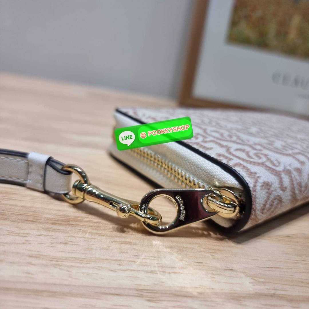 COACH CF521 LONG ZIP AROUND WALLET WITH SIGNATURE MONOGRAM 🔆 Details กระเป๋าสตางค์ใบยาว คอลเลคชั่นใหม่ กับดีไซน์ใหม่ ฉีกกฏทุกการดีไซน์ ด้วยลวดลายโมโนแกรมรอบใบโดดเด่น สะดวกใช้งานด้วยสายคล้องมือที่สามารถถอดออกได้ พกพกง่ายที่สุด รูดใช้งานด้วยซิปรอบใบ