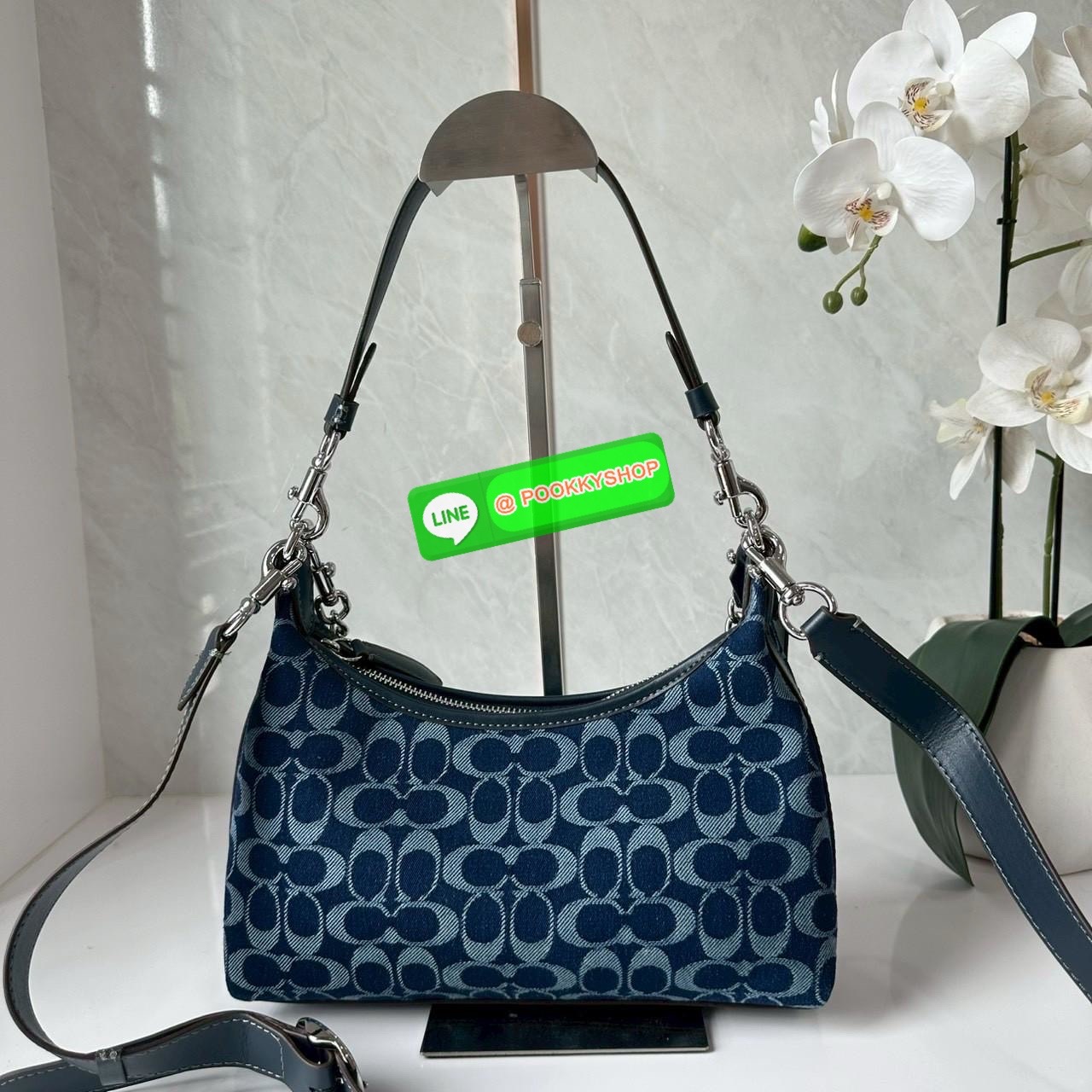 COACH Juliet Small Shoulder Bag 25 in Signature Denim ไอเท็มฮิต! กระเป๋าสะพายทรงฮิต รุ่นใหม่ ดีไซน์สวยคลาสสิก ลาย Signature Denim Blue คาดสายโซ่เงินสุดเก๋ ใส่ของจุกจิกได้พอดี เหมาะทั้งวันสบาย ๆ และออกงาน! วัสดุ: ผ้าแคนวาสลาย Signature Denim / หนังแท้ / อะ