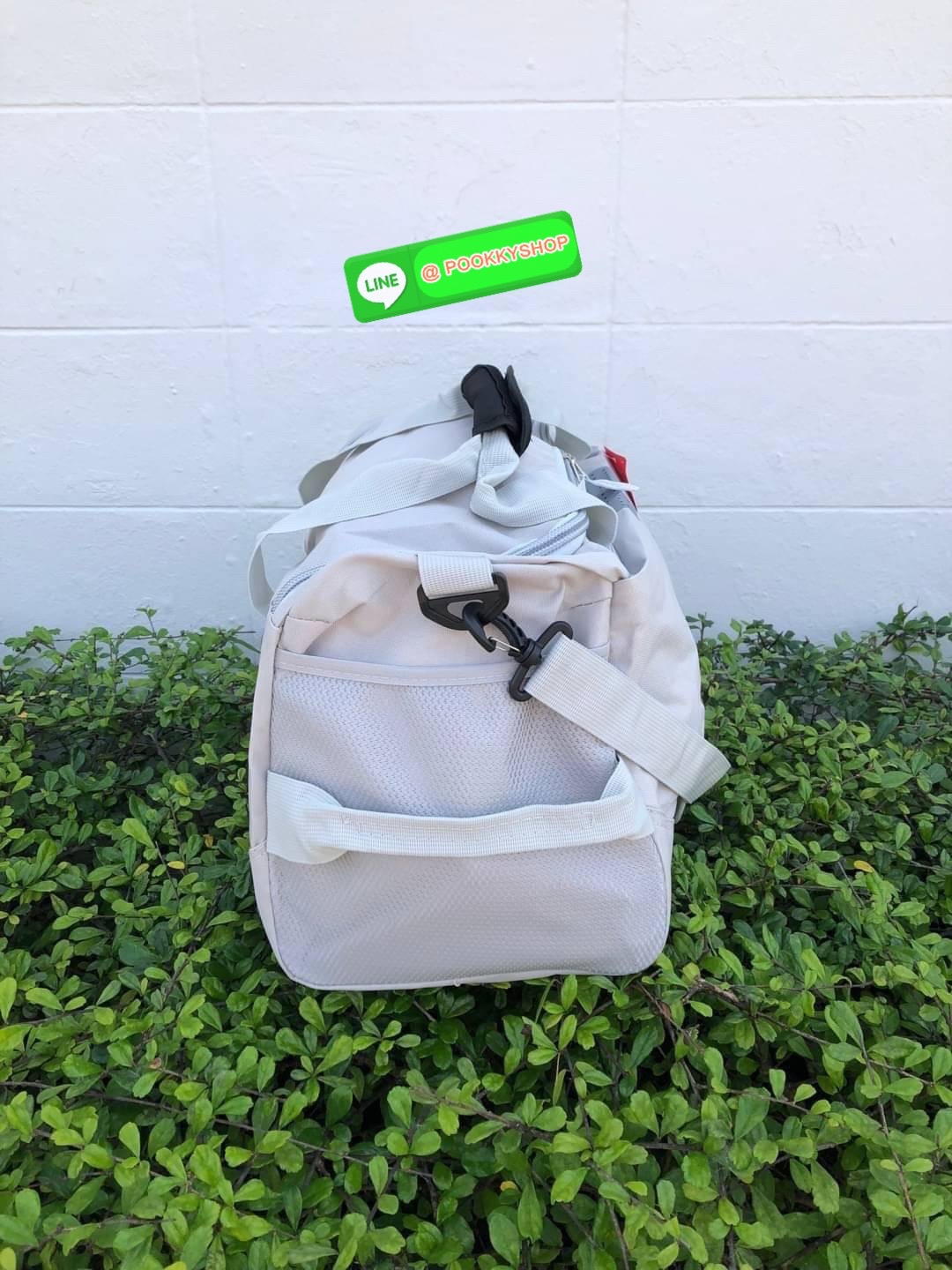 NIKE GYM BAG กระเป๋ายิมและกระเป๋าเดินทางสารพัดช่องที่มีพื้นที่ให้คุณเก็บของมากมาย ไม่ว่าจะช่องซิปคู่หลักที่กว้างใหญ่ สำหรับใส่เสื้อผ้าเดินทางได้หลายชุด ปลอดภัย ช่องรองเท้าแยก และช่องใส่ของด้านในสำหรับเก็บของมีค่า สายคล้องไหล่คู่และสายสะพายไหล่ถอดเก็บได้สา