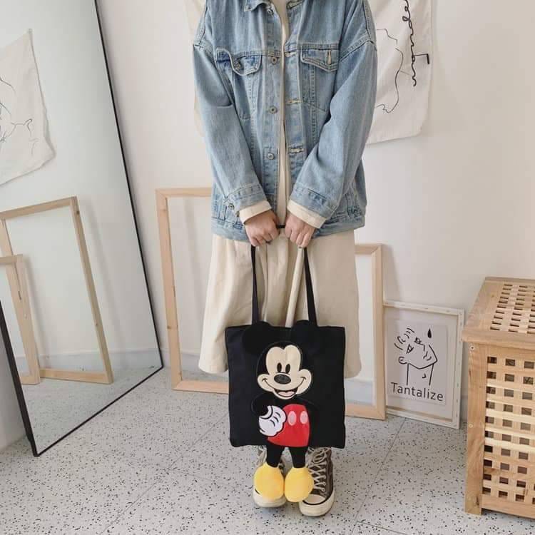 พร้อมส่ง กระเป๋า มิกกี้ มินนี้ น่ารักมากกก กระเป๋าสะพายผ้า ลายมิกกี้เมาว์ & มินนี้เมาท์ สุดน่ารัก ทรงสวย ลายการ์ตูน3มิติสวยหรู ดูแพงมาก น้ำกนักเบา จุของได้เยอะมากๆค่ะ สะพายแบบเก๋ๆ เดินเล่นชิวๆ สาวควรมีติดไว้สักใบนะค่ะ