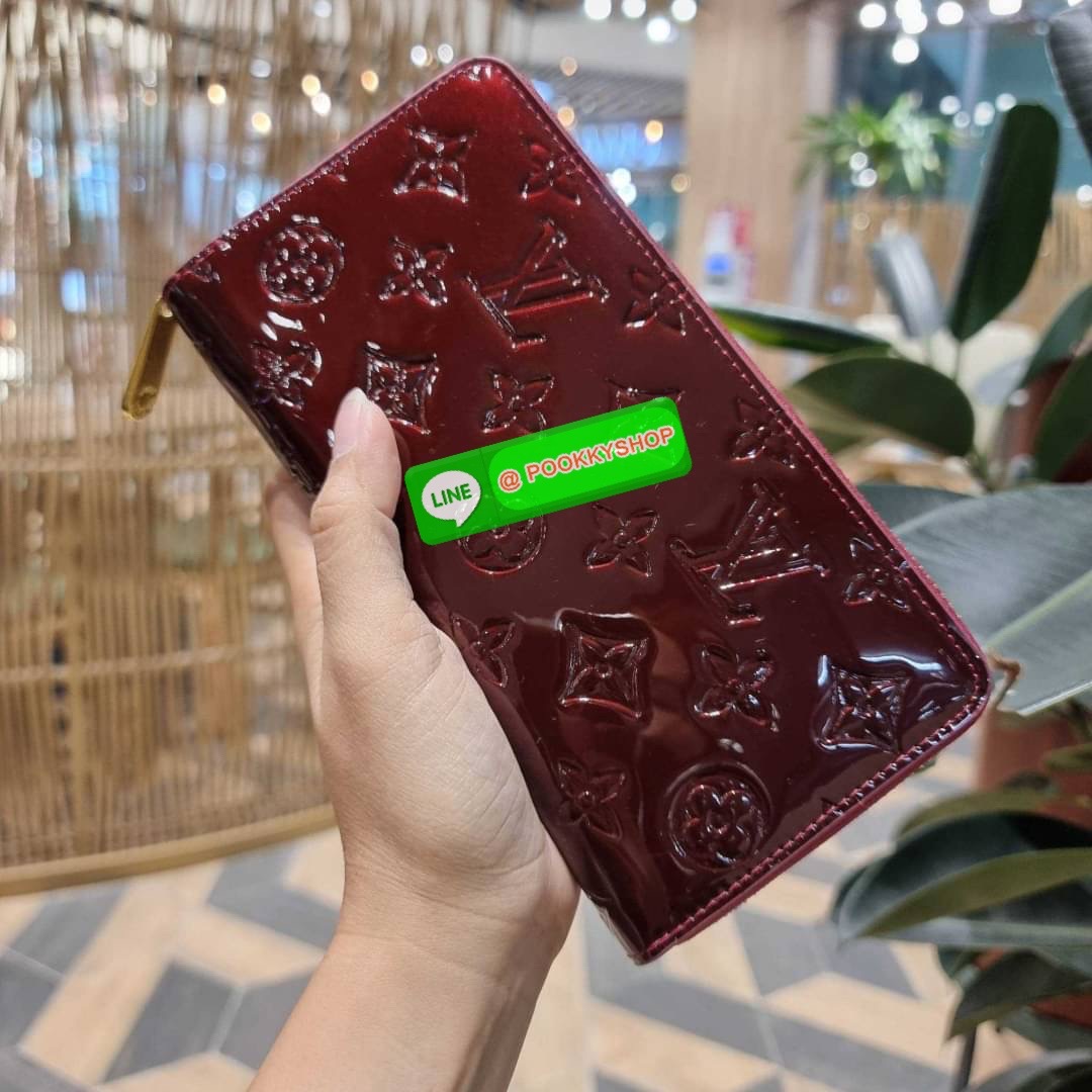 NEW IN!! LV long zip wallet with gwp กระเป๋าสตางค์พรีเมี่ยมกิ๊ฟ ดีไซน์ล่าสุด หนังแก้ววิบวับ หรูหรามาก ใบยาวขนาดกำลังเหมาะมือ ถือแล้วขับผิว ถือออกงานก็คือเลิศ วัสดุหนังแก้วเคลือบผิวกลิตเตอร์ เล่นกับแสงสวยมาก เปิด-ปิดด้วยซิปรอบ ภายในมีช่องใส่บัตรเยอะมาก มีช