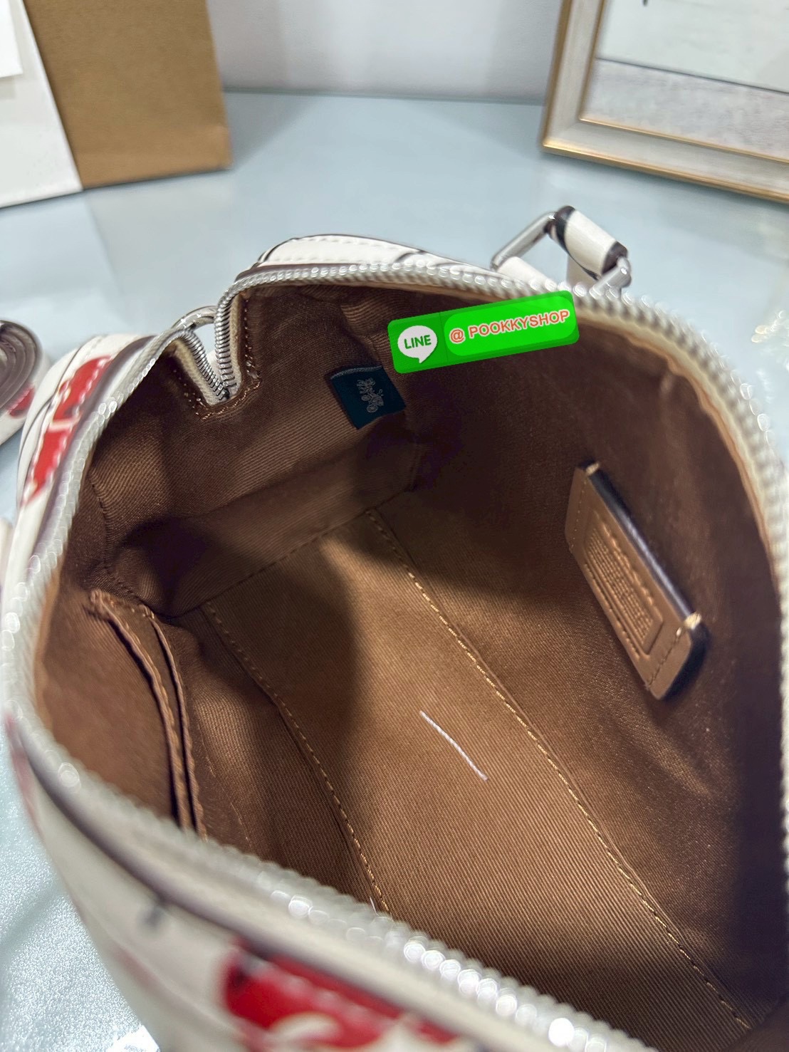 🍒 Coach CY745 – Mini Rowan Crossbody Bag With Cherry Print ใบจิ๋วแต่น่ารักที่สุดในโต๊ะวันนี้ สดใสขี้เล่น สะพายเมื่อไหร่…ก็น่ามองเสมอ “หวานแบบเด็กผู้หญิง สดใสแบบผู้หญิงเก่ง และซ่อนความขี้เล่นไว้ในใบเดียว”Coach Mini Rowan รุ่นพิเศษพิมพ์ลาย Cherry ทั