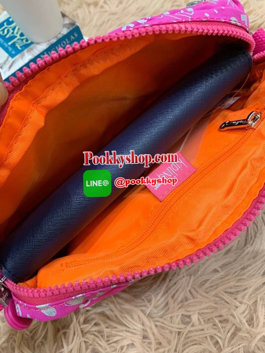KIPLING HALIMA CROSSBODY BAGS กระเป๋าสะพายจาก Kipling ทำได้หลากหลายสไตล์ ไม่ว่าจะเป็นสะพายข้าง สะพายไหล่ หรือจะเป็นแบบรัดเอว ให้คุณได้เลือกสวมใส่ได้ตามสไตล์ของคุณ มีช่องซิปใช้งาน2ช่อง ใส่กระเป๋าสตางค์ยาวได้ มีสายสะพายเพิ่ม1เส้นปรับสายสะพายได้อย่างคล่องตัว