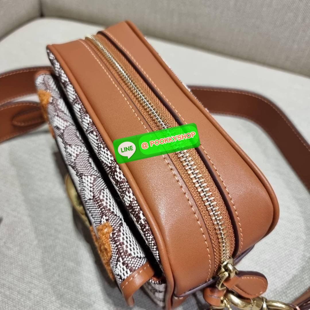 COACH C7764 STUDIO CAMERA BAG 19 IN SIGNATURE TEXTILE JACQUARD WITH CREATURES น้องเล็กใหม่สุดอีกหนึ่ง!! ขนาดเล็กกะทัดรัด มาแบบเลิศๆหรูๆมากแม่ พร้อมเทกเจอร์สุดคิ้วท์!! กระเป๋าสะพายข้างลุคไฮน์ ที่ดีไซน์ออกมาได้ปัง และดูแพงมากๆ ด้วยดีเทลคลาสสิคผสานความเป็นเอ