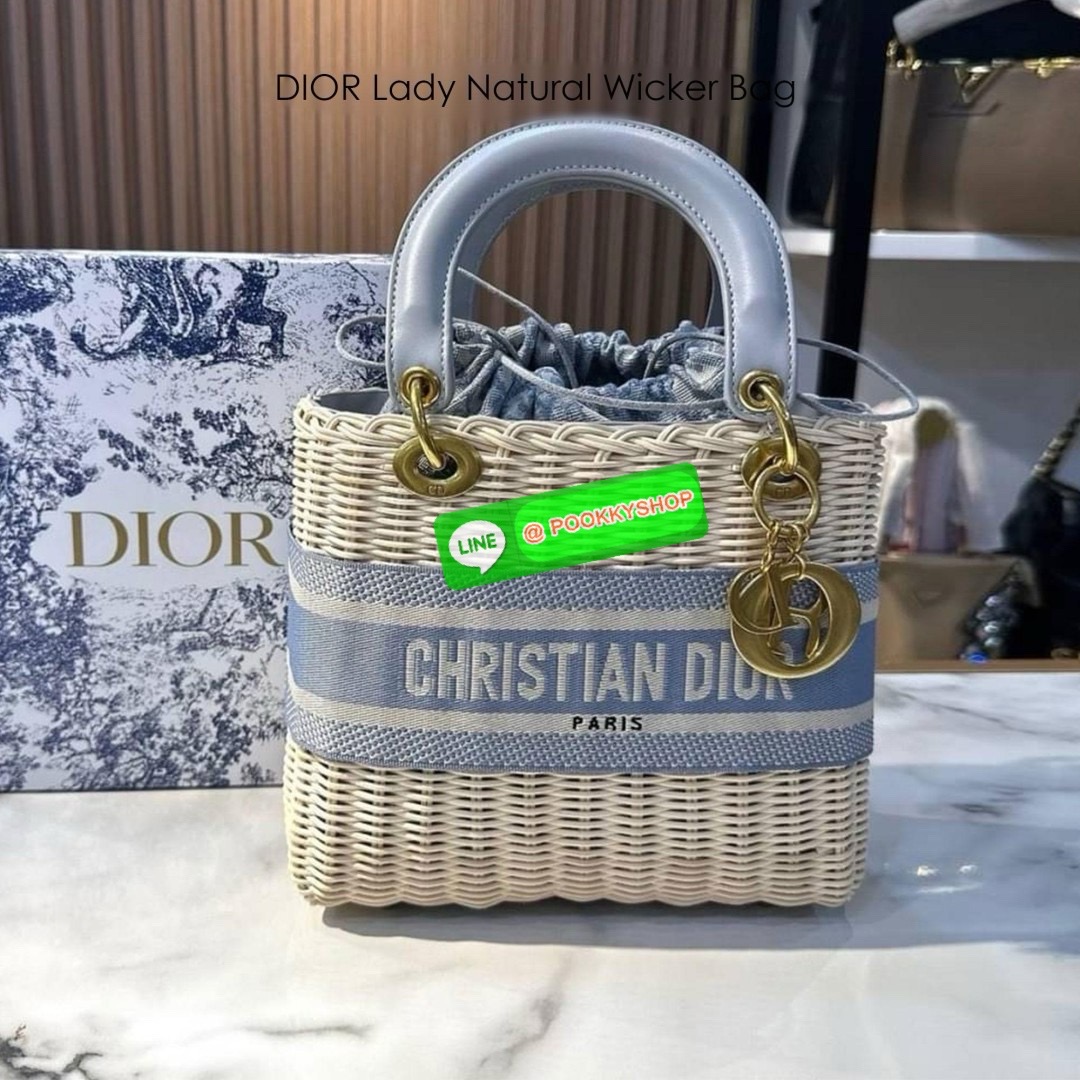 DIOR Lady Natural Wicker Bag กระเป๋าสะพายงานสาน พร้อมผ้าผูกด้านในสวยงามทรงเสน่ห์ จะถือหรือสะพายข้างด้วยสายสปอร์ตก็สวยเลิศ โดดเด่นกว่าใคร งานสวยเกินราคา คุ้มที่สุดในย่านนี้บอกเลย!!