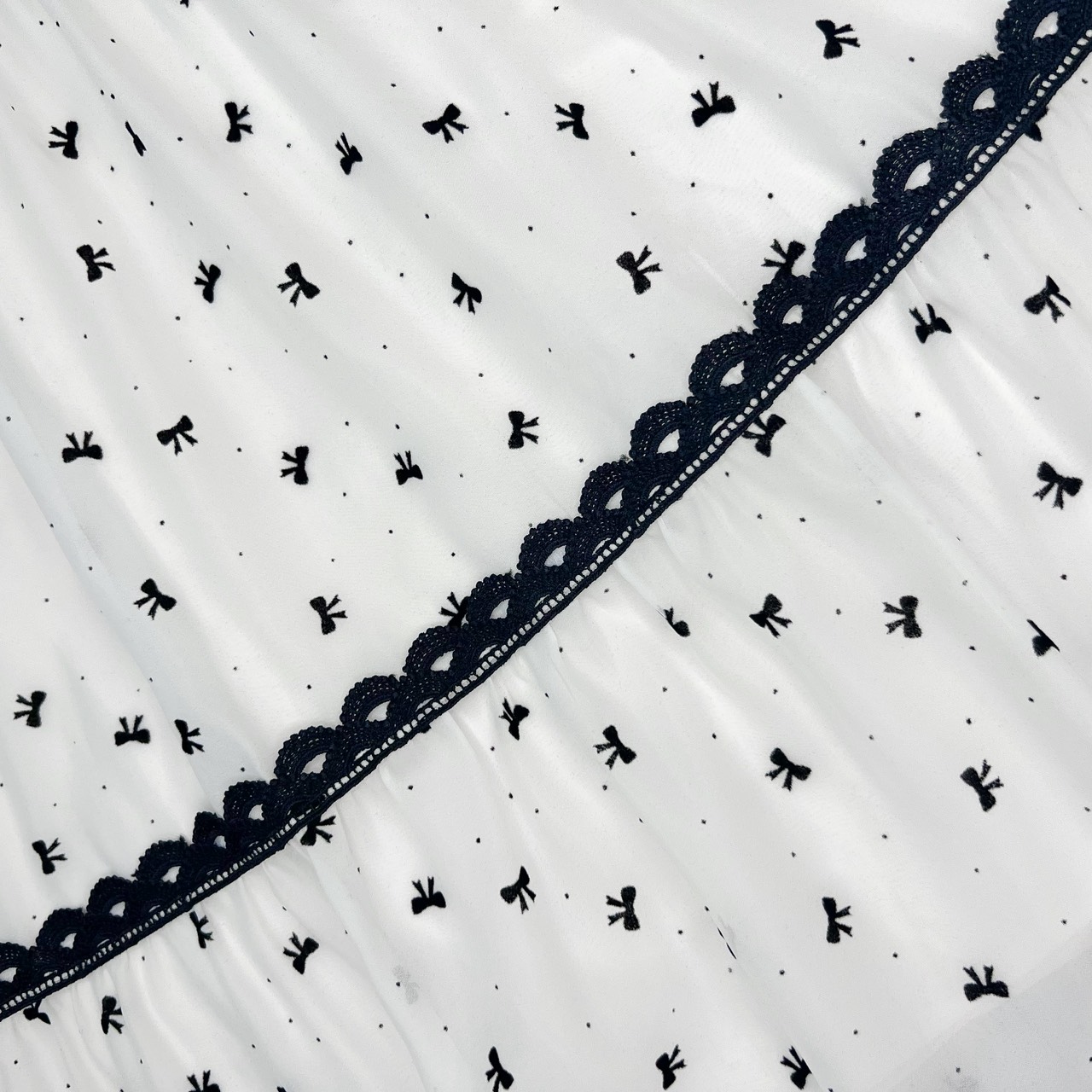 เดรสแฟชั่น Maxi dress คอเหลี่ยม แขนตุ๊กตาปักลายโบว์กำมะหยี่ทั้งชุด