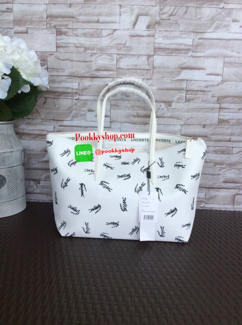 ลาคอส pu split cow leather bag รุ่นขายดีค่ะ!! กระเป๋าทรง shopping ลายกราฟฟิก ลายสดใส พร้อมส่งหลากสีรุ่นฮอตฮิตตลอดกาล แบบสวยคลาสสิค ใช้ได้ในทุกวัน ด้านหน้าประดับโลโก้จระเข้สัญลักษณ์แบรนด์ เปิดปิดกระเป๋าแบบซิป ที่จับหัวซิปปั้แบรนด์ ภายในกว้างใส่ของจุ มีช่