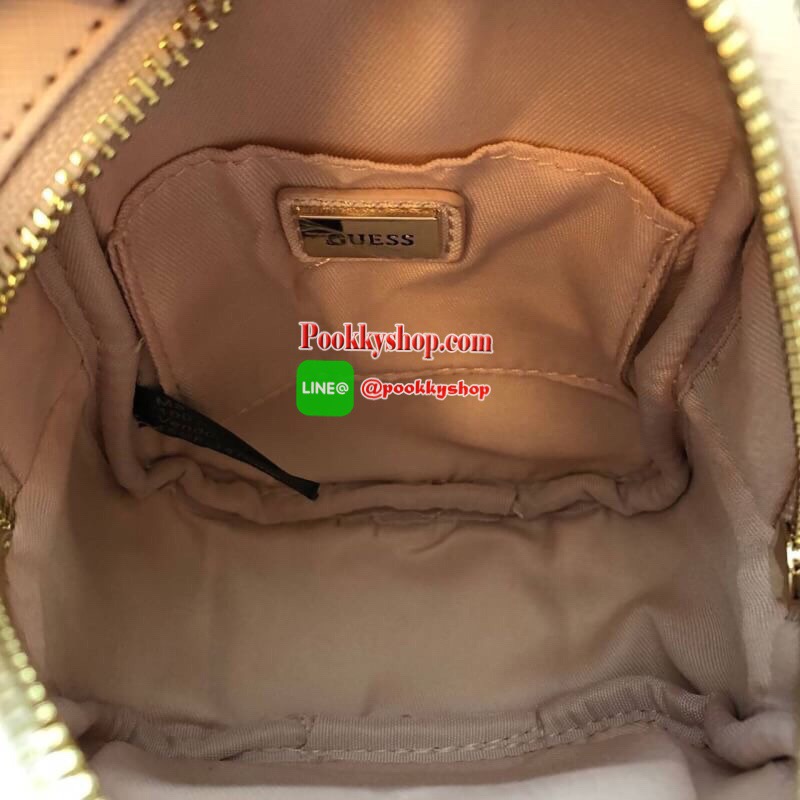 GUESS Factory Women's Evan Mini Crossbody กระเป๋าสะพายใบเล็กสุดน่ารักจาก guess มาแล้วค่า ไอเท็มสุดน่ารัก วัสดุทำจาก pu สกรีนลายสุดน่ารัก ด้านหน้ามีโลโก้ มีพวงกุญแจสวยเก๋ สายสะพายมีสายโซ่สลับหนังปรับได้ 5 ระดับ ด้านบนมีหูหิ้วจับถนัดมือ กระเป๋ามี 1 ช่อ