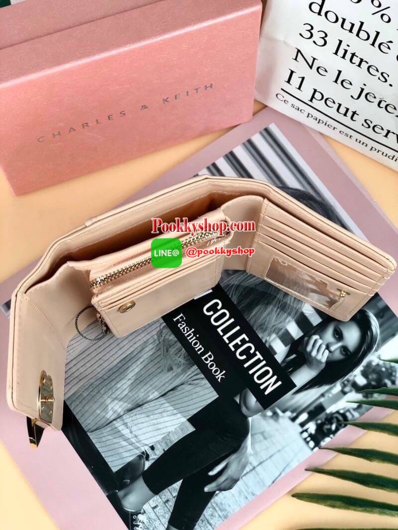New! Charles & Keith Heart Lock wallet กระเป๋าเงิน 3พับใบกลางสีชมพูนู้ดๆ สวยหวานน่ารักมาก ด้านหร้าตรงตัวล็อกแต่งโลหะรูปหัวใจลงยาสีสันสวยงาม เปิดปิดแบบกระดุม ด้านในมีช่องซิปใส่เหรียญ ช่องใส่การ์ด 7 ช่องและช่องใส่รูป สามารถใส่ธนบัตรได้ตามยาว แบบไม่ต้องพับเล